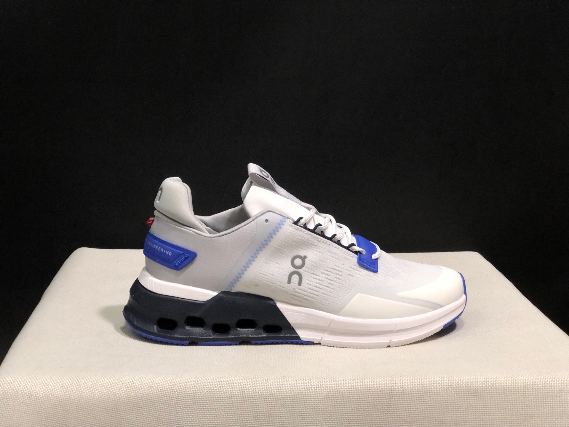 NO:242179,Top version of OnPaul Cloudnova Flux Comfortable Shoes Absorbing, Anti-Slip Breathable Low-top Running Shoes!  This series of works created by Swiss high-performance sports brand On has the upper made of recycled polyester fiber and mesh fabric, with exclusive hollow rubber sole, and the side On the iconic LoGo is decorated with full coverage of seam details. Packaging: Full set of Dewu accessories reinforced Dewu box packaging!  Size: 36-45 (positive size), casual shoes/sports shoes, christian louboutin, sneakers19860909顶级版本On昂跑 Cloudnova Flux 舒适减震防滑透气低帮跑鞋！ 瑞士高性能运动品牌on打造的此系列作品,鞋面由再生聚酯纤维和网眼布制成,采用独家镂空橡胶鞋底,侧面On标志性LoGo饰有全覆盖贴缝细节. 包装:全套得物配件加固得物箱包装！ 码数:36-45码(正码),休闲鞋/运动鞋,christian louboutin,sneakers,Women's Shoes