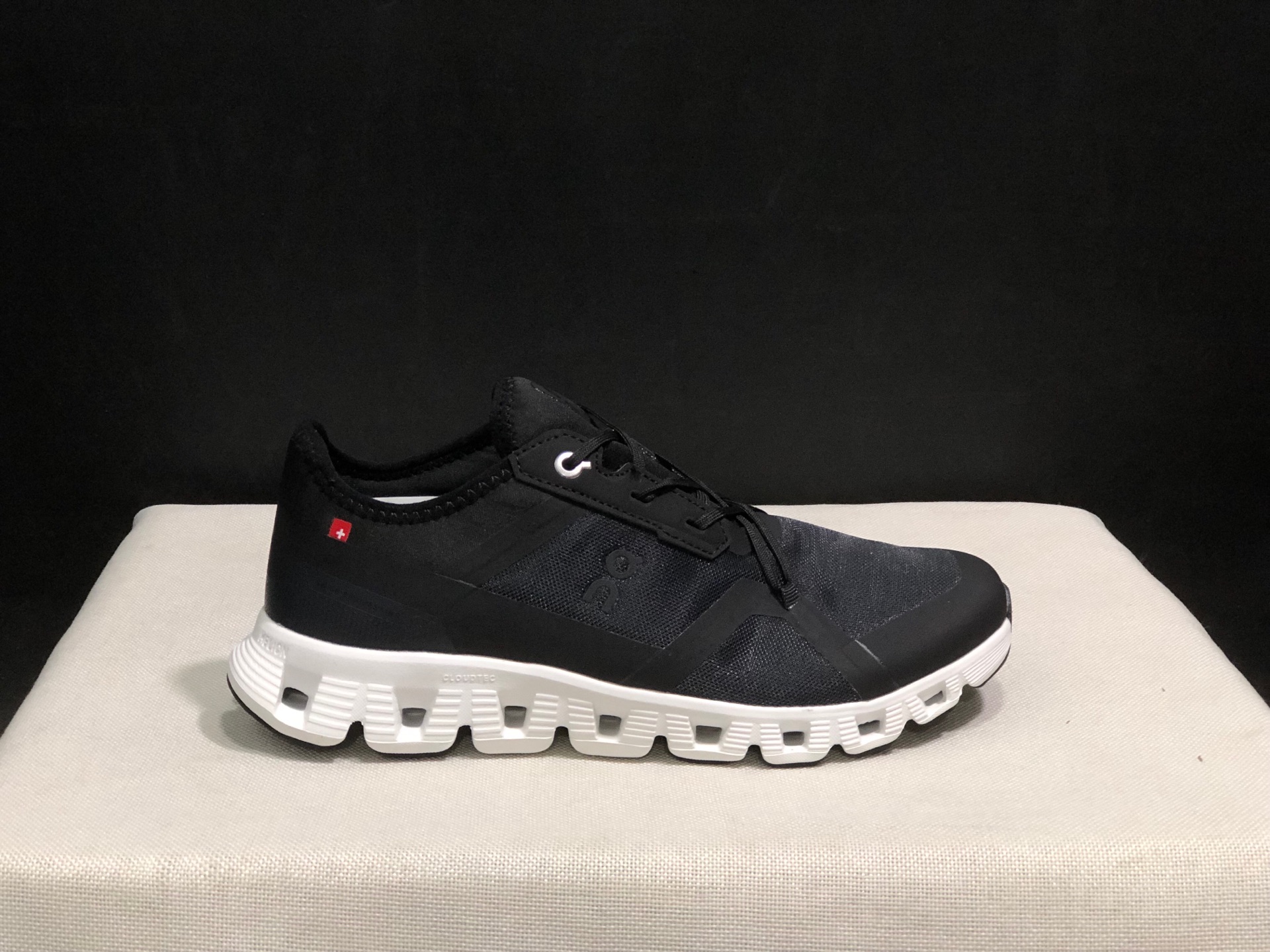 NO:242182,Top version of OnPaul Cloud X 3 Ad Comfortable Shoes Absorbing, Anti-Slip Breathable Low-top Running Shoes!  This series of works created by Swiss high-performance sports brand On has the upper made of recycled polyester fiber and mesh fabric, with exclusive hollow rubber sole, and the side On the iconic LoGo is decorated with full coverage of seam details. Packaging: Full set of Dewu accessories reinforced Dewu box packaging!  Size: 36-45 (positive size), casual shoes/sports shoes, christian louboutin, sneakers19860909顶级版本On昂跑 Cloud X 3 Ad 舒适减震防滑透气低帮跑鞋！ 瑞士高性能运动品牌on打造的此系列作品,鞋面由再生聚酯纤维和网眼布制成,采用独家镂空橡胶鞋底,侧面On标志性LoGo饰有全覆盖贴缝细节. 包装:全套得物配件加固得物箱包装！ 码数:36-45码(正码),休闲鞋/运动鞋,christian louboutin,sneakers,Women's Shoes