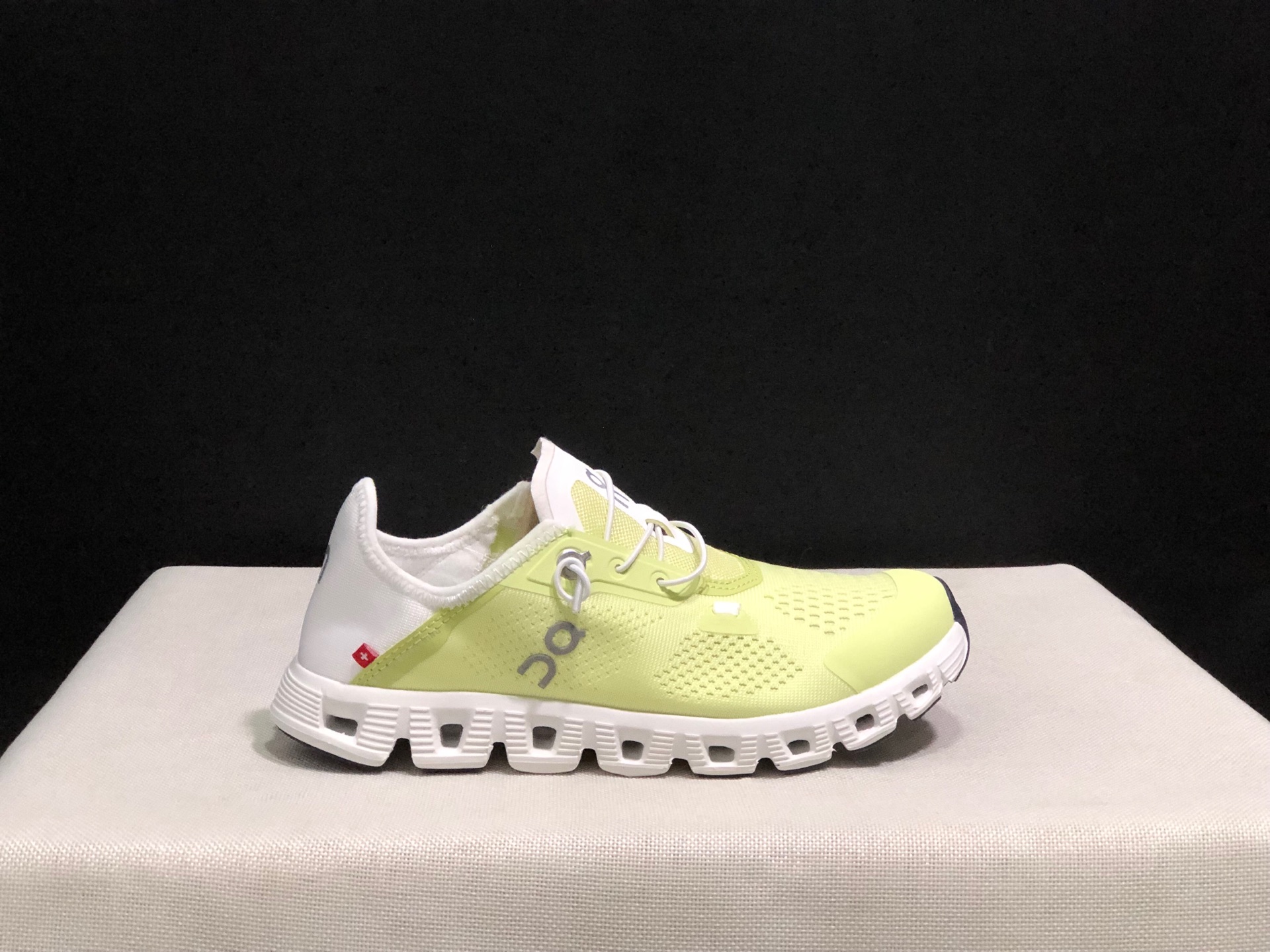 NO:241928,Top version of OnPaul Cloud 5 Comfortable Shock Absorbing, Anti-Slip Breathable Low-top Running Shoes!  This series of works created by Swiss high-performance sports brand On has the upper made of recycled polyester fiber and mesh fabric, with exclusive hollow rubber sole, and the side On the iconic LoGo is decorated with full coverage of seam details. Packaging: Full set of Dewu accessories reinforced Dewu box packaging!  Size: 36-45 (positive size), casual shoes/sports shoes, christian louboutin, sneakers19860909顶级版本On昂跑 Cloud 5 舒适减震防滑透气低帮跑鞋！ 瑞士高性能运动品牌on打造的此系列作品,鞋面由再生聚酯纤维和网眼布制成,采用独家镂空橡胶鞋底,侧面On标志性LoGo饰有全覆盖贴缝细节. 包装:全套得物配件加固得物箱包装！ 码数:36-45码(正码),休闲鞋/运动鞋,christian louboutin,sneakers,Women's Shoes