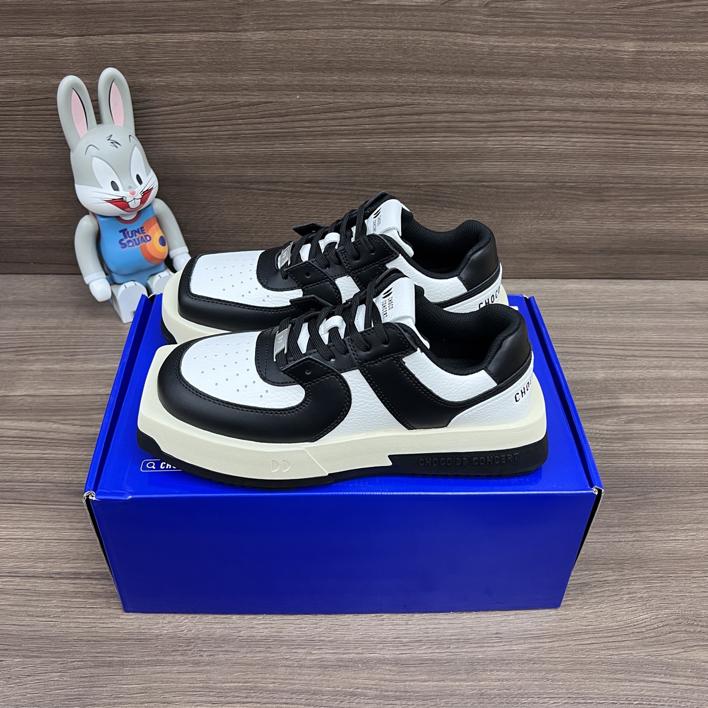 NO:248218,Top version CHOCO CONCERT cowhide, round square asymmetric sneakers, low top, fashionable shoes, same style for men and women, black. Number: CF5LDY99005-Black Packaging: Full set of Dewu accessories, Jiadewu box packaging!  Size: 36-45 (positive size), casual shoes/sports shoes, sneakers, cowhide19860909顶级版本CHOCO CONCERT 牛皮 圆方不对称球鞋 低帮 时尚板鞋 男女同款 黑色. 编号: CF5LDY99005-黑色 包装:全套得物配件加得物盒包装！ 码数:36-45码(正码),休闲鞋/运动鞋,sneakers,cowhide,Women's Shoes