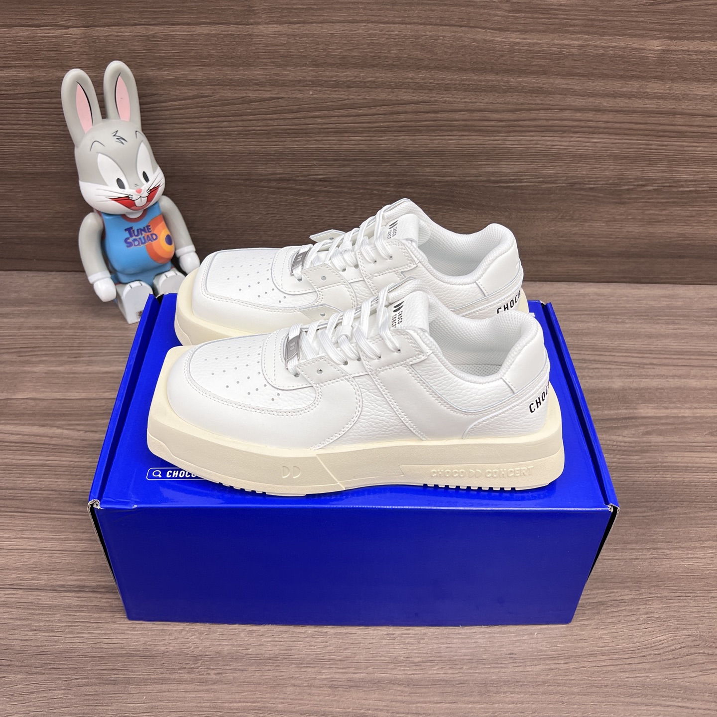 NO:248197,Top version CHOCO CONCERT cowhide, round square asymmetric sneakers, low top, fashionable shoes, same style for men and women, white. Number: CF5LDY99005-white Packaging: Full set of Dewu accessories, Jiadewu box packaging!  Size: 36-45 (positive size), casual shoes/sports shoes, sneakers, cowhide19860909顶级版本CHOCO CONCERT 牛皮 圆方不对称球鞋 低帮 时尚板鞋 男女同款 白色. 编号: CF5LDY99005-白色 包装:全套得物配件加得物盒包装！ 码数:36-45码(正码),休闲鞋/运动鞋,sneakers,cowhide,Women's Shoes