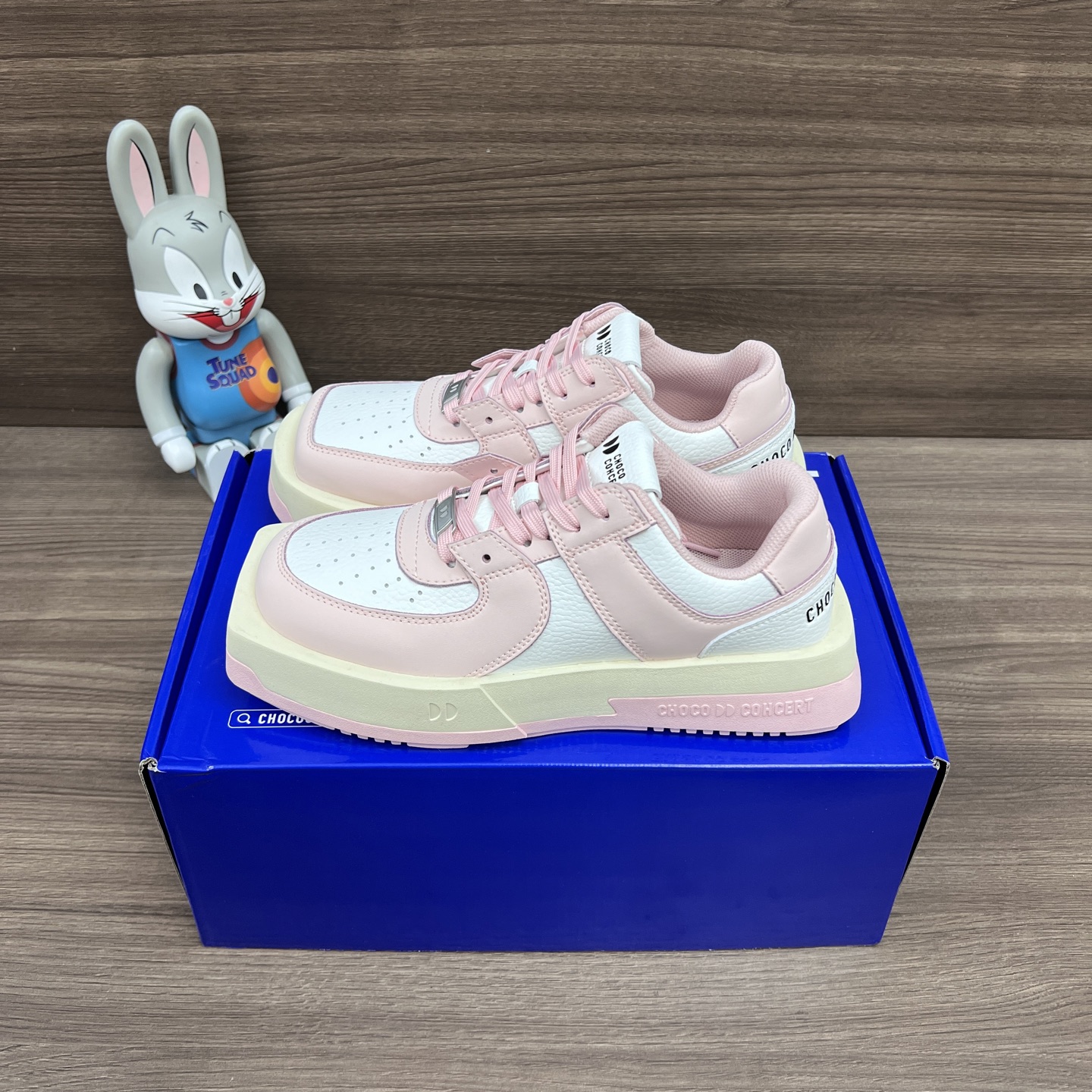 NO:248230,Top version CHOCO CONCERT Cowhide, round square asymmetric sneakers, low top, fashionable shoes, same style for men and women, white. Number: CF5LDY99005-pink Packaging: Full set of Dewu accessories, Jiadewu box packaging!  Size: 36-40 sizes (positive size), casual shoes/sports shoes, sneakers, cowhide19860909顶级版本CHOCO CONCERT 牛皮 圆方不对称球鞋 低帮 时尚板鞋 男女同款 白色. 编号: CF5LDY99005-粉色 包装:全套得物配件加得物盒包装！ 码数:36-40码(正码),休闲鞋/运动鞋,sneakers,cowhide,Women's Shoes