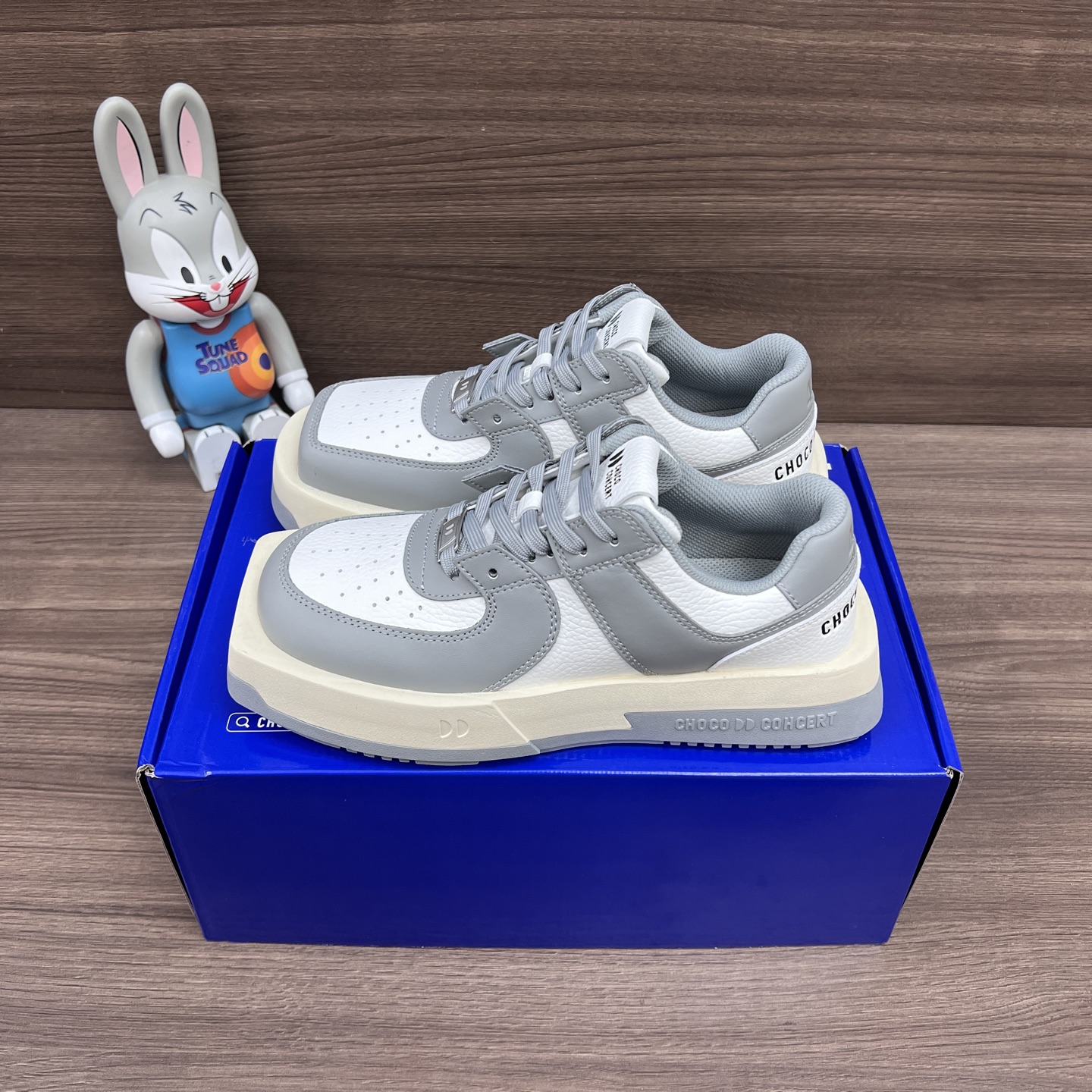 NO:248203,Top version CHOCO CONCERT Cowhide, round square asymmetric sneakers, low top, fashionable shoes, same style for men and women, white. Number: CF5LDY99005-Gray Packaging: Full set of Dewu accessories, Jiadewu box packaging!  Size: 36-45 (positive size), casual shoes/sports shoes, sneakers, cowhide19860909顶级版本CHOCO CONCERT 牛皮 圆方不对称球鞋 低帮 时尚板鞋 男女同款 白色. 编号: CF5LDY99005-灰色 包装:全套得物配件加得物盒包装！ 码数:36-45码(正码),休闲鞋/运动鞋,sneakers,cowhide,Women's Shoes