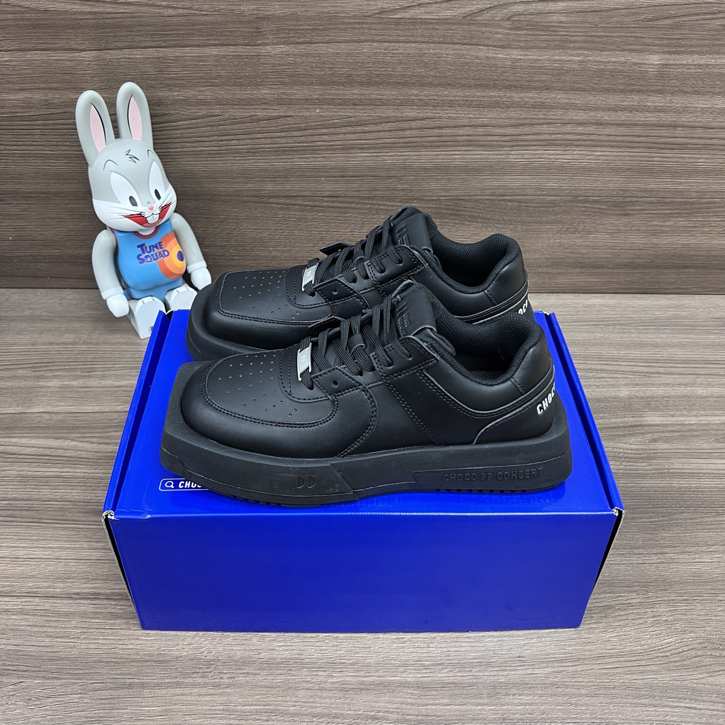 NO:248235,Top version CHOCO CONCERT cowhide, round square asymmetric sneakers, low top, fashionable shoes, same style for men and women, white. Number: CG5LDY99005-Night Fog Black Packaging: Full set of Dewu accessories, Jiadewu box packaging!  Size: 36-45 (positive size), casual shoes/sports shoes, sneakers, cowhide19860909顶级版本CHOCO CONCERT 牛皮 圆方不对称球鞋 低帮 时尚板鞋 男女同款 白色. 编号: CG5LDY99005-夜雾黑 包装:全套得物配件加得物盒包装！ 码数:36-45码(正码),休闲鞋/运动鞋,sneakers,cowhide,Women's Shoes
