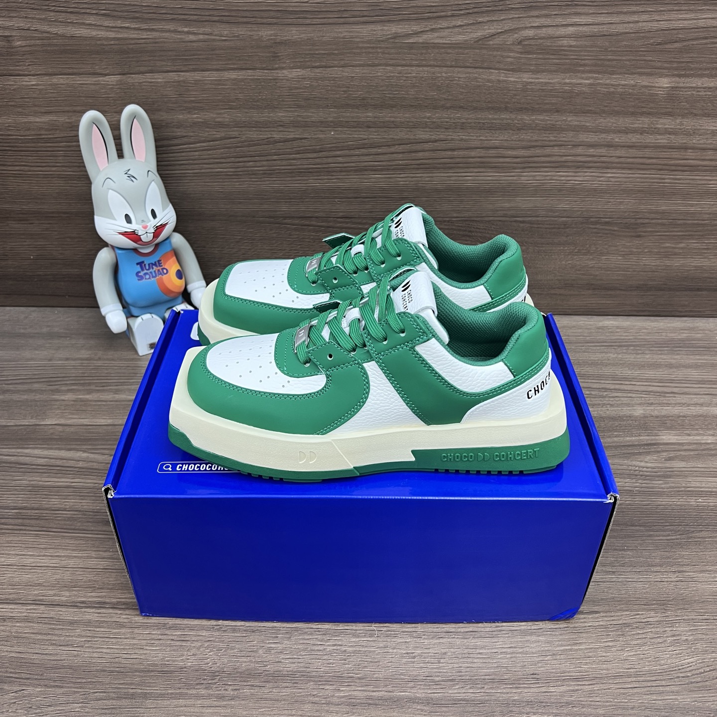 NO:248208,Top version CHOCO CONCERT cowhide, round square asymmetric sneakers, low top, fashionable shoes, same style for men and women, green. Number: CF5LDY99005-Green Packaging: Full set of Dewu accessories, Jiadewu box packaging!  Size: 36-45 (positive size), casual shoes/sports shoes, sneakers, cowhide19860909顶级版本CHOCO CONCERT 牛皮 圆方不对称球鞋 低帮 时尚板鞋 男女同款 绿色. 编号: CF5LDY99005-绿色 包装:全套得物配件加得物盒包装！ 码数:36-45码(正码),休闲鞋/运动鞋,sneakers,cowhide,Women's Shoes