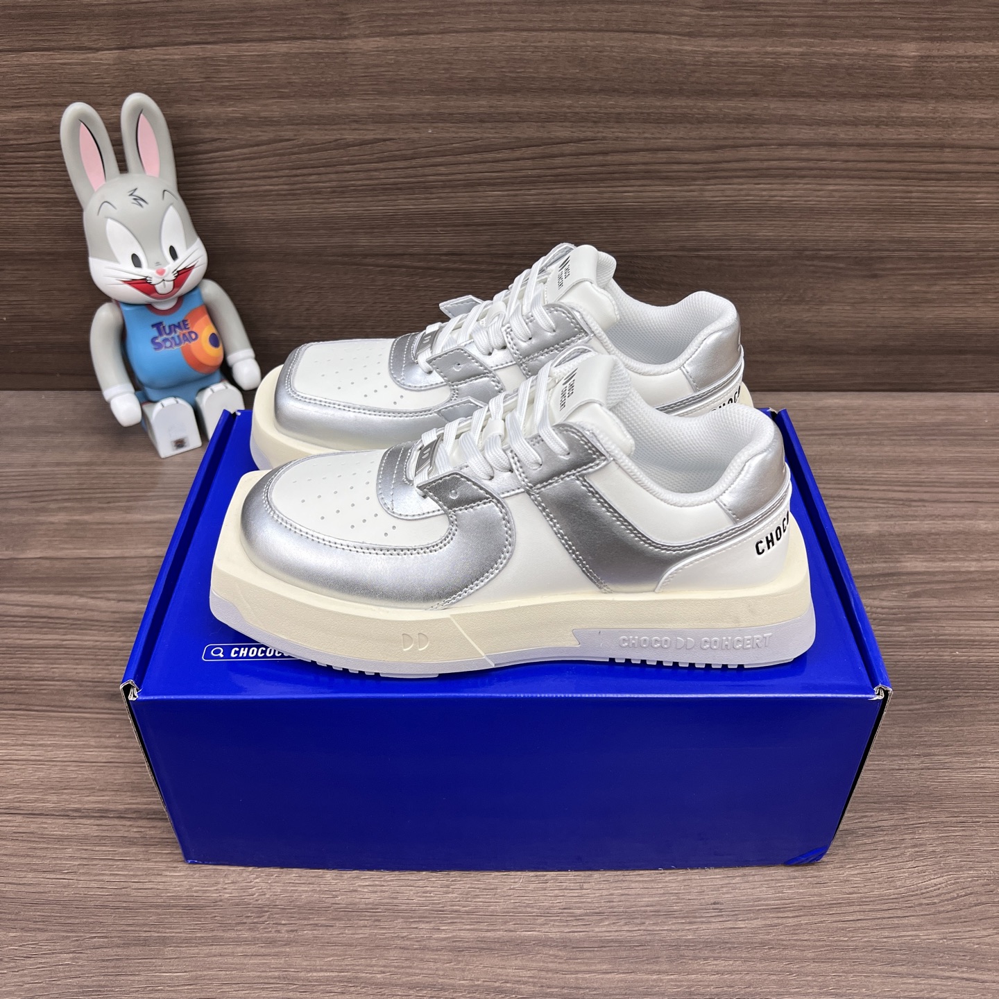 NO:248213,Top version CHOCO CONCERT cowhide leather, round square asymmetric versatile and comfortable, low top, casual shoes, same style for men and women, metal silver. Number: CG5LDY99005-Metal silver Packaging: Full set of Dewu accessories, Jiadewu box packaging!  Size: 36-45 (positive size), casual shoes/sports shoes, sneakers, cowhide19860909顶级版本CHOCO CONCERT 牛皮革 圆方不对称百搭舒适 低帮 生活休闲鞋 男女同款 金属银. 编号: CG5LDY99005-金属银 包装:全套得物配件加得物盒包装！ 码数:36-45码(正码),休闲鞋/运动鞋,sneakers,cowhide,Women's Shoes