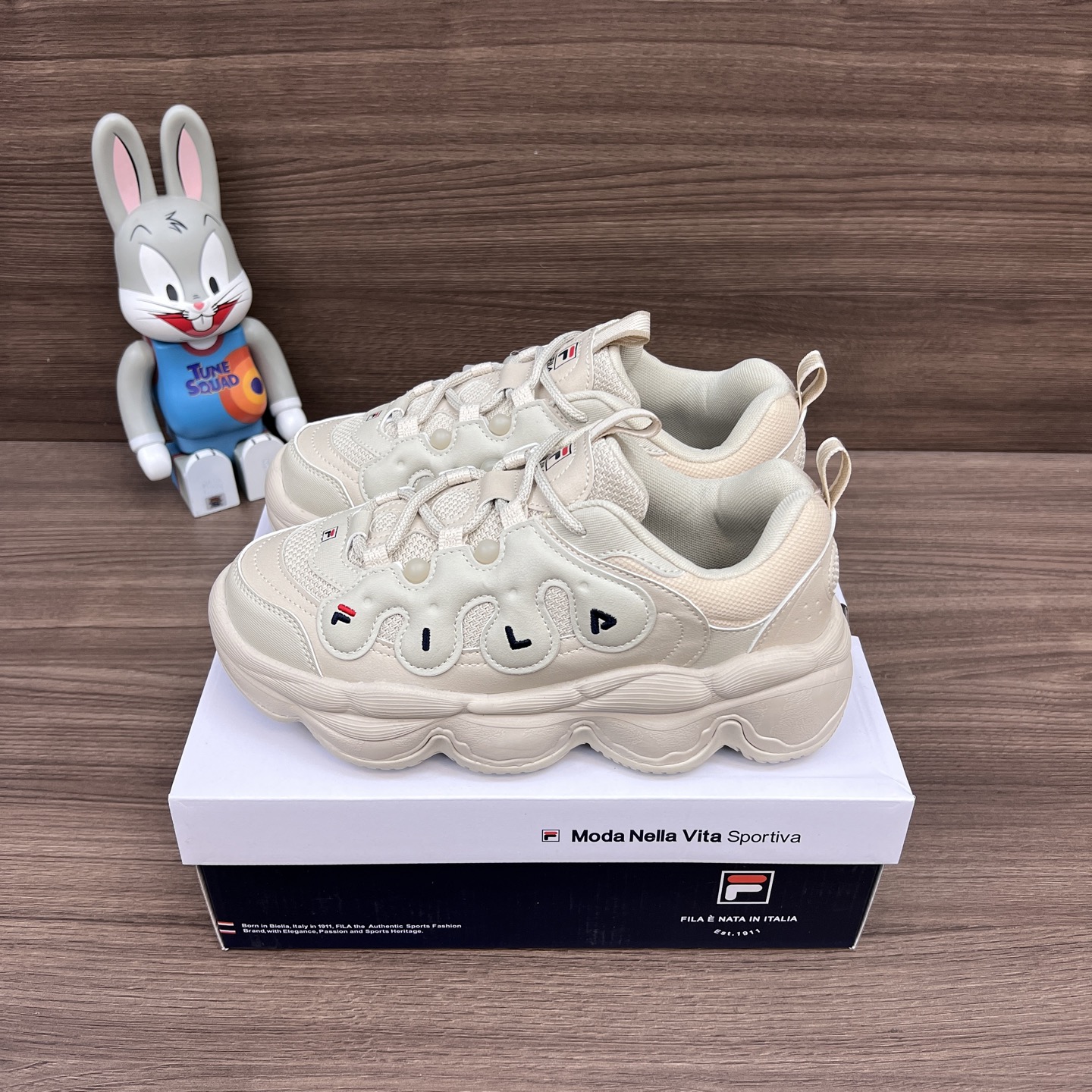 NO:248238,Top version FILA PEASE pea shoes, fashionable, comfortable and versatile, non-slip and wear-resistant, low-top, lifestyle casual shoes, couples oatmeal brown. Item number: F12W441117FOM Packaging: a complete set of Dewu accessories, poison box with pure cotton socks. Size: 35-44 sizes!  (Forward size shot), casual shoes/sports shoes, sneakers, socks19860909顶级版本FILA斐乐 PEASE 豌豆鞋 时尚舒适百搭 防滑耐磨 低帮 生活休闲鞋 情侣款燕麦棕. 货号: F12W441117FOM 包装:全套得物配件毒盒配纯棉袜子一副. 码数:35-44码！(正码拍),休闲鞋/运动鞋,sneakers,socks,Women's Shoes