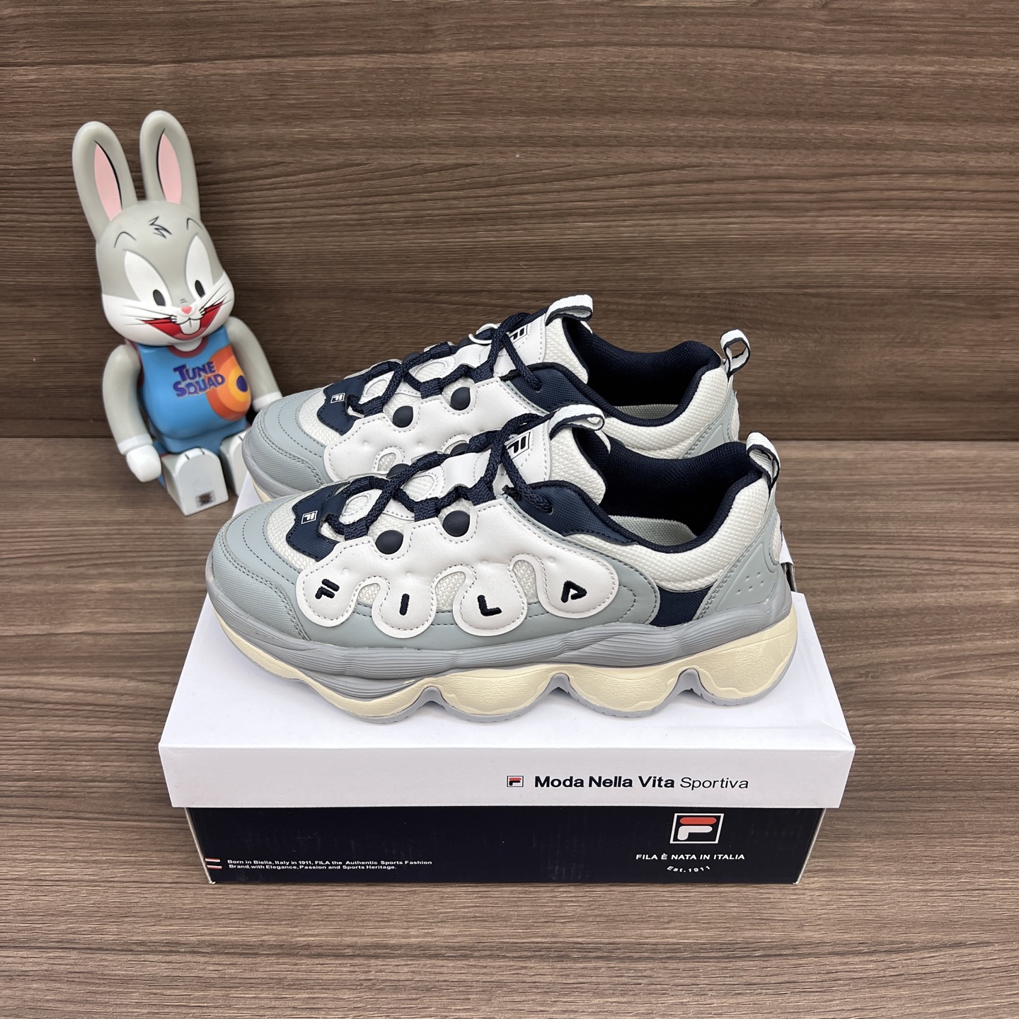 NO:248245,Top version FILA PEASE synthetic leather pea shoes classic versatile, non-slip and wear-resistant, low-top, casual shoes, same style for men and women, gray. Article number: F12M441117FAL Packaging: a complete set of Dewu accessories, poison box with pure cotton socks. Size: 39-44 sizes!  (Forward size shot), casual shoes/sports shoes, sneakers, socks19860909顶级版本FILA斐乐 PEASE 合成革 豌豆鞋 经典百搭 防滑耐磨 低帮 生活休闲鞋 男女同款 灰. 货号: F12M441117FAL 包装:全套得物配件毒盒配纯棉袜子一副. 码数:39-44码！(正码拍),休闲鞋/运动鞋,sneakers,socks,Women's Shoes