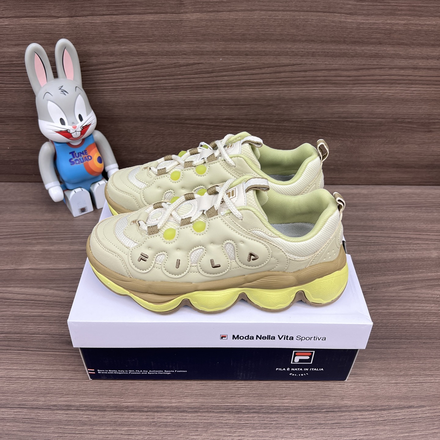 NO:248250,Top version FILA PEASE pea shoes versatile, simple and comfortable, low-top, casual shoes for life, women's style, green and yellow. Article number: F12W441117FGA Packaging: Full set of Dewu accessories, poison box with pure cotton socks. Size: 35-40 sizes!  (Forward size shot), casual shoes/sports shoes, sneakers, socks19860909顶级版本FILA斐乐 PEASE 豌豆鞋 百搭简约舒适 低帮 生活休闲鞋 女款 绿黄. 货号: F12W441117FGA 包装:全套得物配件毒盒配纯棉袜子一副. 码数:35-40码！(正码拍),休闲鞋/运动鞋,sneakers,socks,Women's Shoes
