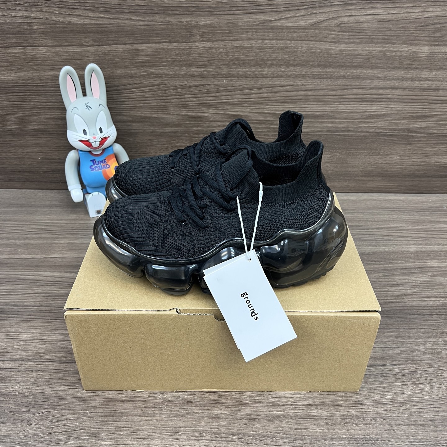 NO:248255,Top version of grounds Moopie, fashionable, thick-soled bubble shoes, women's pure black. The fabric is breathable, light and comfortable with high-density weaving mesh, and the grounds feature bubbles and large sole, and plastic air cushion bottom. Packaging: Full set of Dewu accessories reinforced aircraft box packaging!  Size: 35.36.37.38.39.40 (positive size), casual shoes/sports shoes, sneakers19860909顶级版本grounds Moopie 时尚 厚底气泡鞋 女款 纯黑.面料采用高密度织网透气轻便舒适,大底grounds特点气泡大底,材质塑胶气垫底. 包装:全套得物配件加固飞机盒包装！ 码数:35.36.37.38.39.40码(正码),休闲鞋/运动鞋,sneakers,Women's Shoes