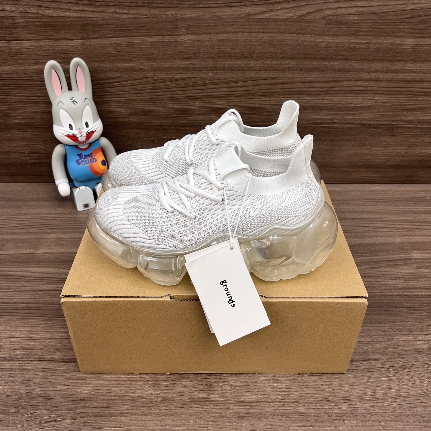 NO:248260,Top version of grounds Moopie, fashionable, thick-soled bubble shoes, women's gray and white. The fabric is made of high-density weaving mesh, breathable, light and comfortable, and the grounds feature bubble and large sole, and plastic air cushion bottom. Packaging: Full set of Dewu accessories reinforced aircraft box packaging!  Size: 35.36.37.38.39.40 (positive size), casual shoes/sports shoes, sneakers19860909顶级版本grounds Moopie 时尚 厚底气泡鞋 女款 灰白.面料采用高密度织网透气轻便舒适,大底grounds特点气泡大底,材质塑胶气垫底. 包装:全套得物配件加固飞机盒包装！ 码数:35.36.37.38.39.40码(正码),休闲鞋/运动鞋,sneakers,Women's Shoes