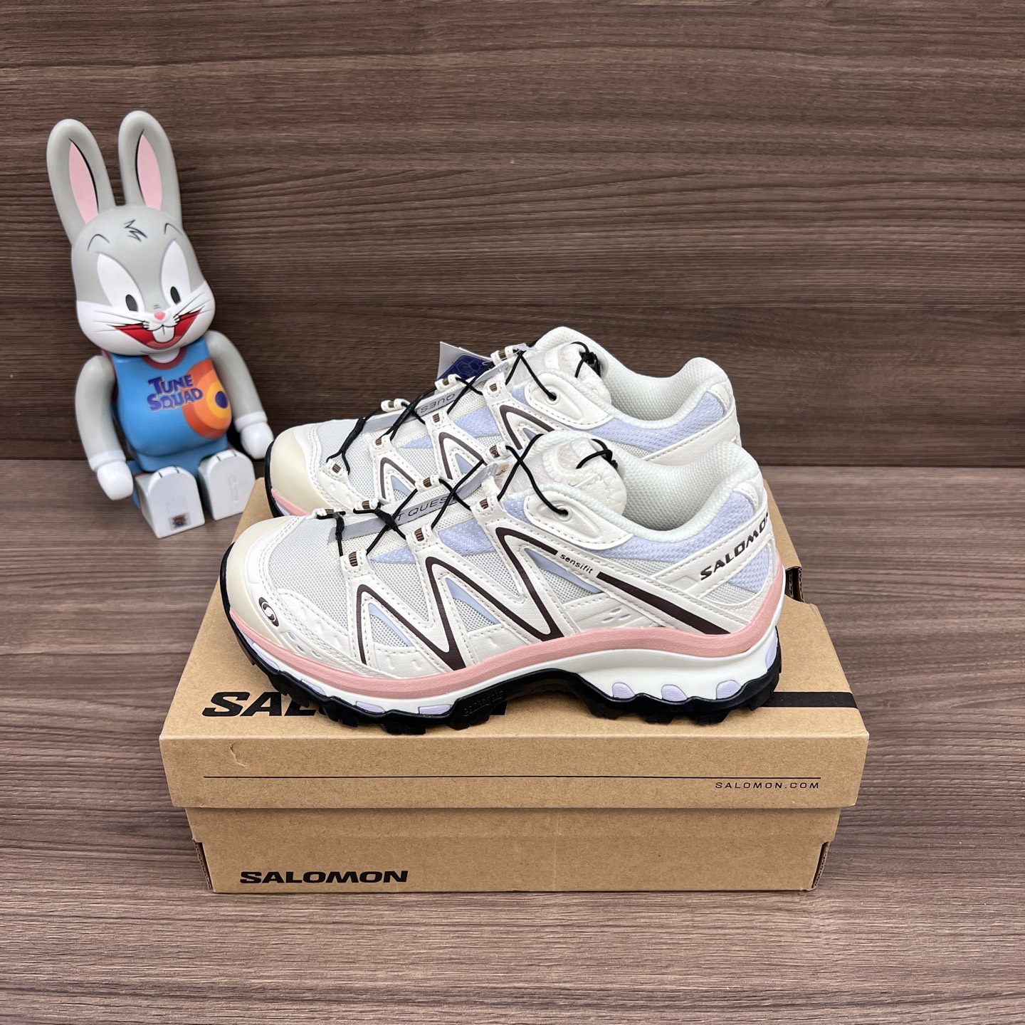 NO:242122,Top version SALOMON XT-Quest fabric synthetic leather trend low top outdoor functional shoes hiking shoes, men and women same style, white champagne color. The new top version has been re-edited for several months. The whole shoe last is basically the same as the original shoe, the outsole combination glue control is excellent, all details are carefully processed, the foot feels comfortable and light, and the best outdoor matching item for tooling. Item number: 417589 Size: 36-46 (positive size), casual shoes/sports shoes, sneakers19860909顶级版本SALOMON萨洛蒙 XT-Quest 织物合成革 潮流 低帮 户外功能鞋徒步鞋 男女同款 白香槟色. 全新顶级版本经过几个月重新改版,整鞋楦型基本跟原鞋无差,大底组合胶水控制极佳,所有细节都精心处理,脚感舒适轻便,工装户外最佳搭配单品. 货号: 417589 码数:36-46码(正码),休闲鞋/运动鞋,sneakers,Women's Shoes