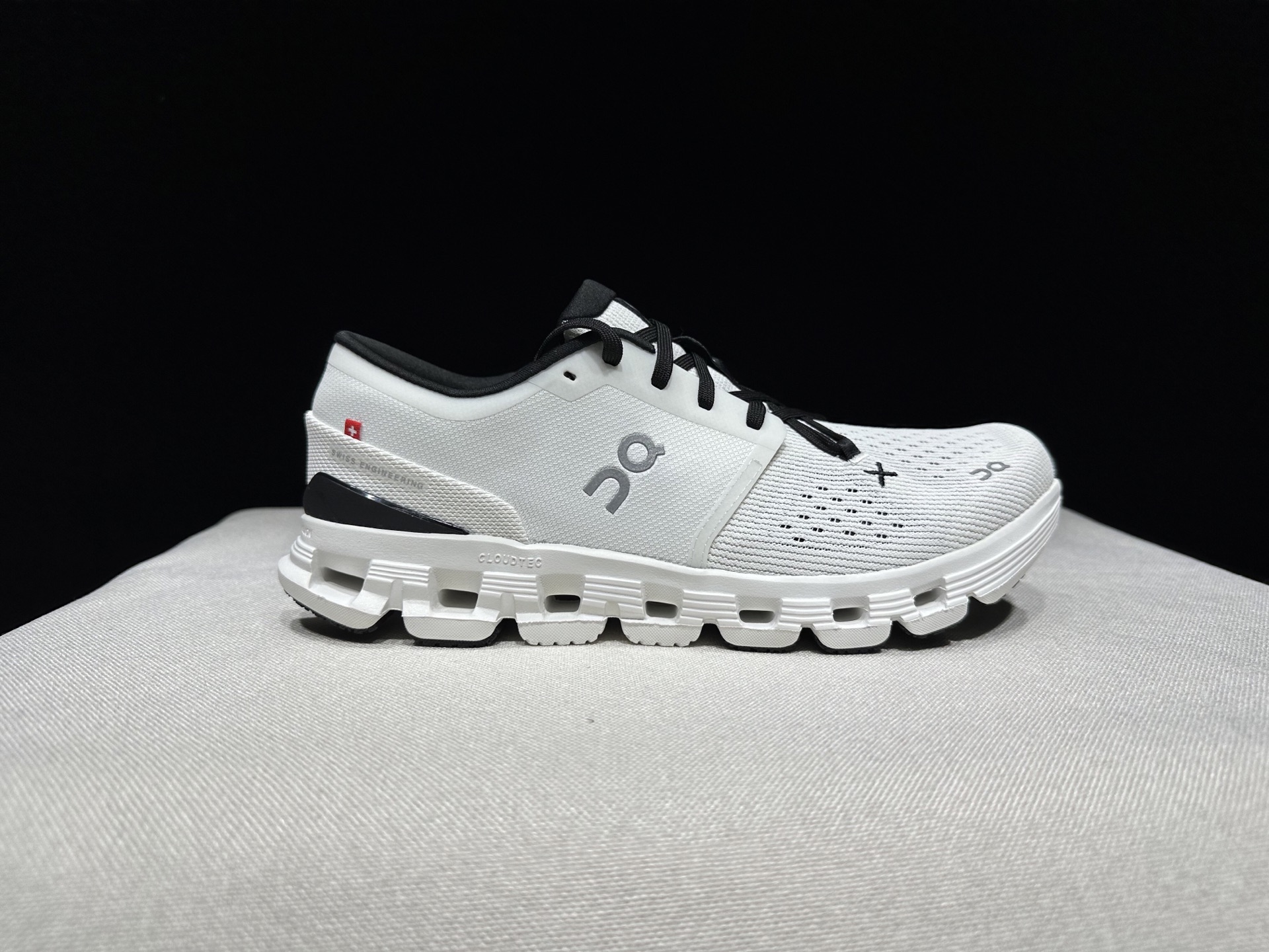 NO:231861,Top version of OnPaul Cloud X 4 Comfortable Shock Absorbing, Anti-Slip Breathable Low-top Running Shoes!  This series of works created by Swiss high-performance sports brand On has the upper made of recycled polyester fiber and mesh fabric, with exclusive hollow rubber sole, and the side On the iconic LoGo is decorated with full coverage of seam details. Packaging: Full set of Dewu accessories reinforced Dewu box packaging!  Size: 36-45 (positive size), casual shoes/sports shoes, christian louboutin, sneakers19860909顶级版本On昂跑 Cloud X 4 舒适减震防滑透气低帮跑鞋！ 瑞士高性能运动品牌on打造的此系列作品,鞋面由再生聚酯纤维和网眼布制成,采用独家镂空橡胶鞋底,侧面On标志性LoGo饰有全覆盖贴缝细节. 包装:全套得物配件加固得物箱包装！ 码数:36-45码(正码),休闲鞋/运动鞋,christian louboutin,sneakers,Women's Shoes