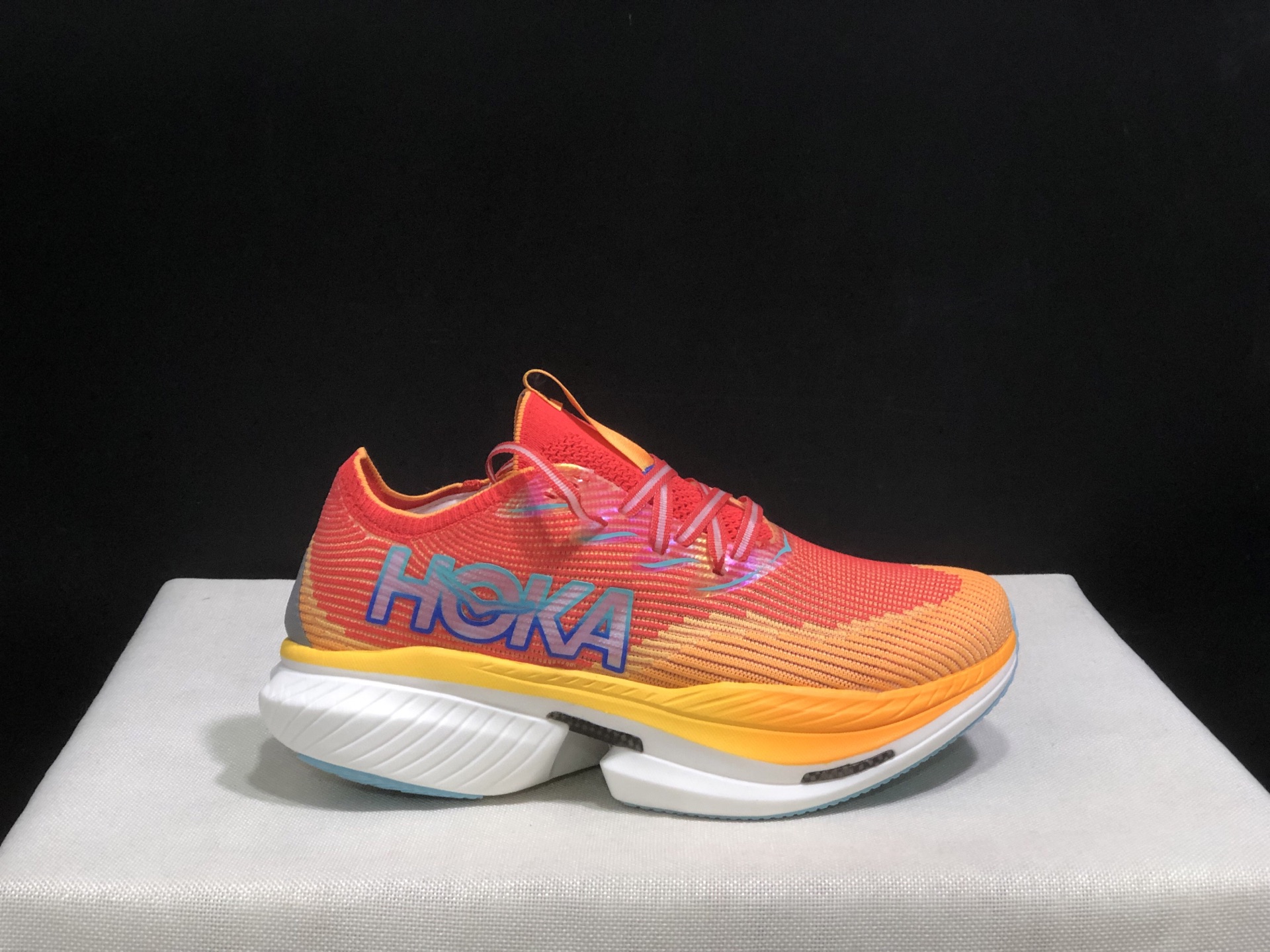 NO:256651,Top version HOKA ONE ONE CIELO X1 low-top running shoes for men and women, size 36-46 (including half-code) Code: 1147910-WHTV Full set of dessert packaging poison card poison buckle cotton socks poison box., casual shoes/sports shoes, sneakers19860909顶级版本HOKA ONE ONE CIELO X1 低帮跑步鞋男女同款 码数36-46码(含半码) 编码: 1147910-WHTV 全套得物包装毒卡 毒扣 棉袜 毒盒.,休闲鞋/运动鞋,sneakers,Women's Shoes
