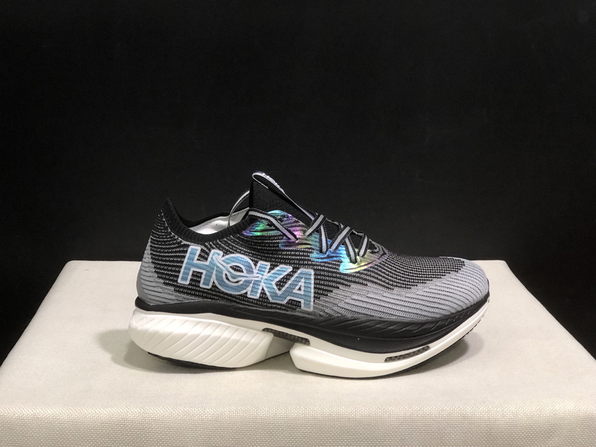 NO:242174,Top version HOKA ONE ONE CIELO X1 low-top running shoes for men and women, size 36-46 (including half-code) Code: 1147910-WHTV Full set of dessert packaging poison card poison buckle cotton socks poison box., casual shoes/sports shoes, sneakers19860909顶级版本HOKA ONE ONE CIELO X1 低帮跑步鞋男女同款 码数36-46码(含半码) 编码: 1147910-WHTV 全套得物包装毒卡 毒扣 棉袜 毒盒.,休闲鞋/运动鞋,sneakers,Women's Shoes