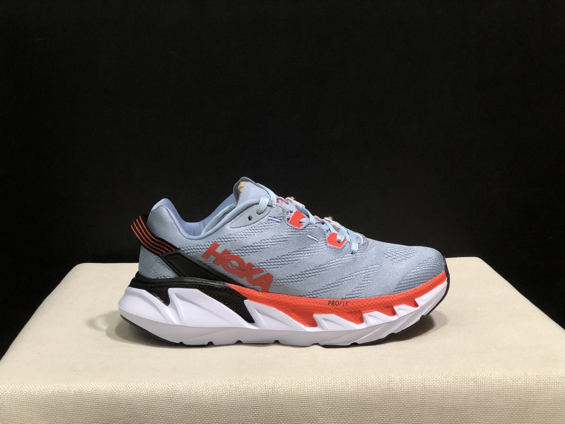 NO:242101,Top version HOKA ONE ONE Elevon 2 low-top running shoes for men and women, size 36-46 (including half-code) Code: 1106477-WBOR Full set of dessert packaging poison card poison button cotton socks poison box., casual shoes/sports shoes, sneakers19860909顶级版本HOKA ONE ONE Elevon 2 低帮跑步鞋男女同款 码数36-46码(含半码) 编码: 1106477-WBOR 全套得物包装毒卡 毒扣 棉袜 毒盒.,休闲鞋/运动鞋,sneakers,Women's Shoes