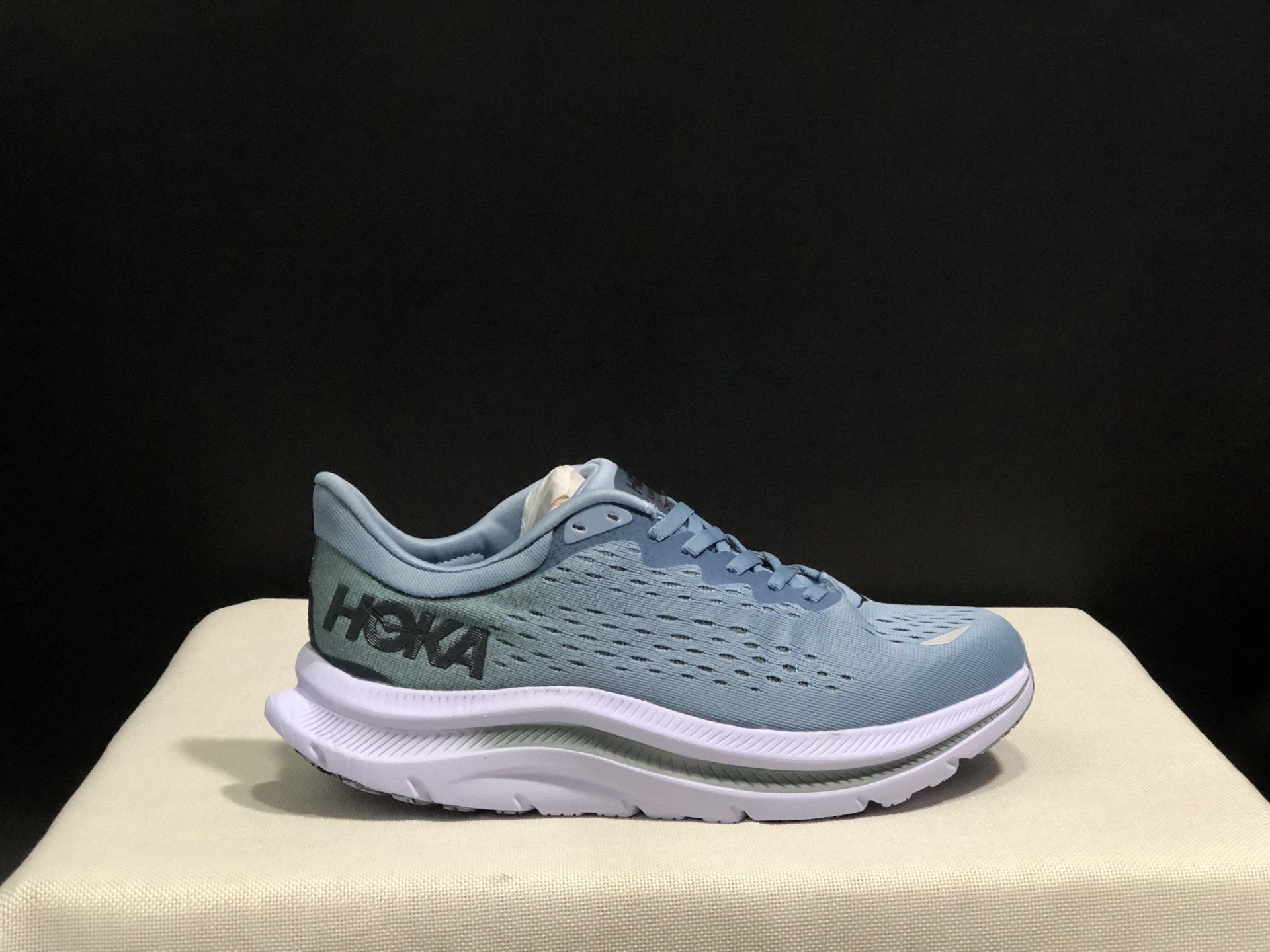 NO:242107,Top version HOKA ONE ONE Kawana low-top running shoes for men and women, size 36-46 (including half-code) Code: 1123163-BLRK Full set of dessert packaging poison card poison button cotton socks poison box., casual shoes/sports shoes, sneakers19860909顶级版本HOKA ONE ONE Kawana 卡瓦纳 低帮跑步鞋男女同款 码数36-46码(含半码) 编码: 1123163-BLRK 全套得物包装毒卡 毒扣 棉袜 毒盒.,休闲鞋/运动鞋,sneakers,Women's Shoes