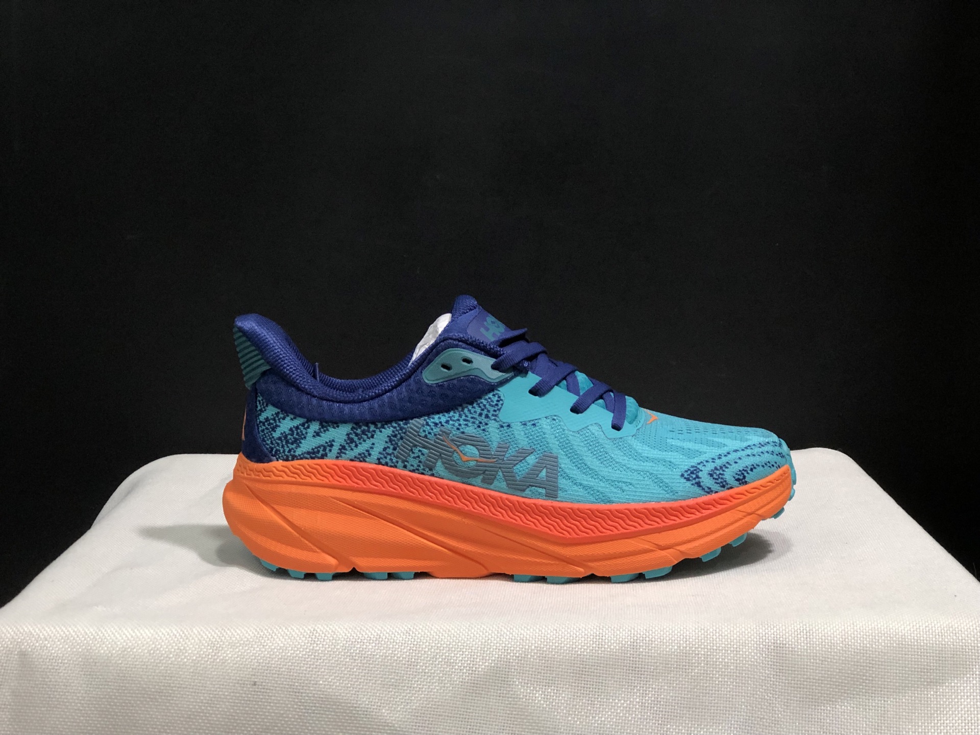 NO:242137,Top version HOKA ONE ONE Challenger 7 low-top running shoes for men and women, size 36-46 (including half-code) Code: 1147833-DDW Full set of decorating cards, poison buckles, cotton socks, poison box., casual shoes/sports shoes, sneakers19860909顶级版本HOKA ONE ONE Challenger 7 低帮跑步鞋男女同款 码数36-46码(含半码) 编码: 1147833-DDW 全套得物包装毒卡 毒扣 棉袜 毒盒.,休闲鞋/运动鞋,sneakers,Women's Shoes