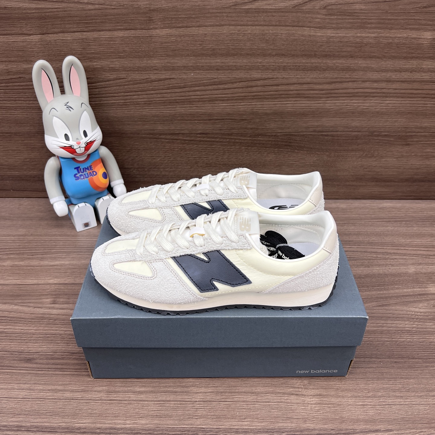 NO:253100,Top version New Balance NB 471 Cow-section leather fabric Spring and summer thin-soled shoes, non-slip, wear-resistant, balanced and lightweight, low-top, casual shoes, same style for men and women, beige, each color of this model is equipped with 2 pairs of shoelaces on the same color, you can match it at will!  Really realize the way to wear multiple shapes of one shoe!  Article number: U471AM Packaging: Complete set of Dewu accessories, reinforced Dewu outer box packaging!  Number of codes: 36-45 codes!  , casual shoes/sports shoes, sneakers19860909顶级版本New Balance NB 471 牛剖层革织物 春夏薄底鞋 防滑耐磨平衡轻便 低帮 生活休闲鞋 男女同款 米色 此款每个色都配有2副鞋面同色系鞋带,可以随意搭配,穿搭！真真实现一鞋多造型的穿法！ 货号: U471AM 包装:全套得物配件齐全加固得物外箱包装！ 码数:36-45码！,休闲鞋/运动鞋,sneakers,Women's Shoes