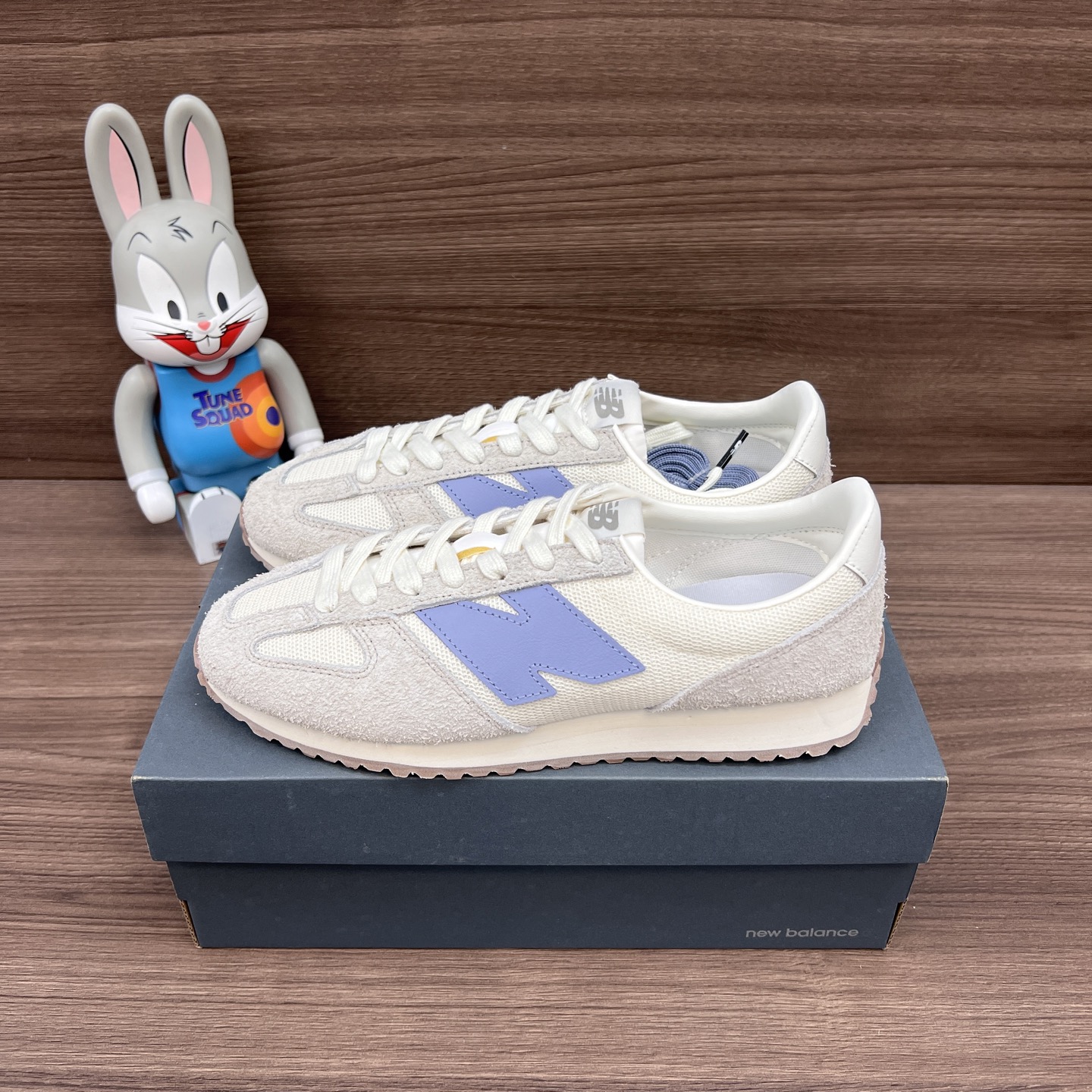 NO:253106,Top version New Balance NB 471 Fabric cow layered leather Spring and summer thin-soled shoes, non-slip, wear-resistant, balanced and lightweight, low-top, life casual shoes, same style for men and women, off-white. Each color of this model is equipped with 2 pairs of shoelaces on the same color, which can be matched at will and worn!  Really realize the way to wear multiple shapes of one shoe!  Article number: U471AA Packaging: Complete set of Dewu accessories, reinforced Dewu outer box packaging!  Number of codes: 36-45 codes!  , casual shoes/sports shoes, sneakers19860909顶级版本New Balance NB 471 织物牛剖层革 春夏薄底鞋 防滑耐磨平衡轻便 低帮 生活休闲鞋 男女同款 米白色 此款每个色都配有2副鞋面同色系鞋带,可以随意搭配,穿搭！真真实现一鞋多造型的穿法！ 货号: U471AA 包装:全套得物配件齐全加固得物外箱包装！ 码数:36-45码！,休闲鞋/运动鞋,sneakers,Women's Shoes