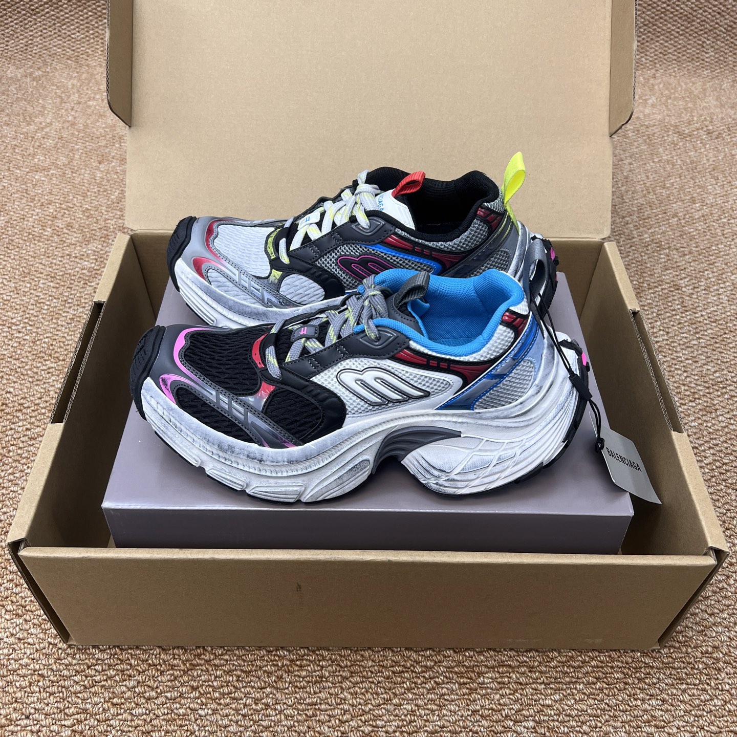 NO:246082,The top version of Balenciaga Balenciaga 6XL series, couples dad shoes, mandarin duck. Original purchase and development, making products, Balenciaga The overall shoe shape draws on the creative ideas of the two shoe shapes, Balenciaga Track and Balenciaga Runner, which is equivalent to removing the outer frame of the Track shoe body and inheriting Runner's streamlined shape and Track flat toe. Fabric: Original custom imported cowhide fabric   mesh inner lining: Original custom breathable mesh inner lining: Original opening ultra-light MD combination rubber sole thickness: 6CM packaging original tag aircraft box reinforcement packaging!  Number of sizes: 35-46 (positive size), daddy shoes, balenciaga, balenciaga, cowhide19860909顶级版本Balenciaga巴黎世家6XL系列 情侣款老爹鞋 鸳鸯. 原版购入开发 做货 Balenciaga 整体鞋型汲取了Balenciaga Track和Balenciaga Runner两款鞋型的创作思路 相当于把 Track鞋身的外框拆了下来 同时继承了 Runner的流线造型和 Track扁平的鞋头 面料: 原版定制进口牛皮面料 网面 内里: 原版定制透气网里 大底: 原版开模超轻MD组合橡胶底底厚: 6CM 包装原吊牌飞机盒加固包装！ 码数:35-46(正码),老爹鞋,balenciaga,balenciaga,cowhide,Women's Shoes