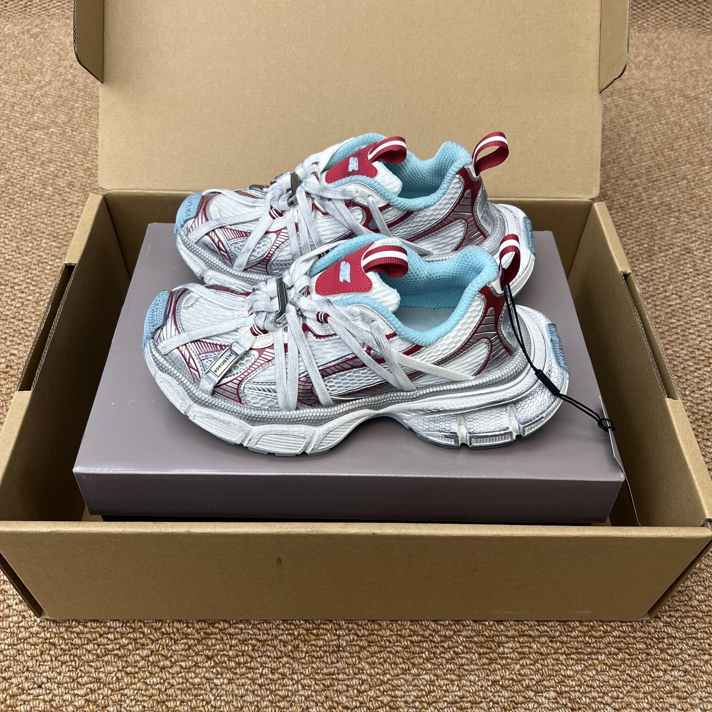 NO:246057,The top version of Balenciaga 3XL silver-red and blue strap iron buckle Spider-Man iron buckle Sneaker series couple model. Balenciaga 3XL Sneaker The overall shoe shape draws on the creative ideas of the two shoe shapes, Balenciaga Track and Balenciaga Runner, which is equivalent to removing the outer frame of the Track shoe body and inheriting Runner's streamlined shape and Track flat toe. A pair of tied shoelaces are added to the front of the upper to be used as a concave shape. Original archive development, precise details are the official, private model combination, original large box with large sole packaging. The original tag aircraft box reinforced packaging!  Size 35-46, daddy shoes, balenciaga, balenciaga19860909顶级版本Balenciaga巴黎世家 3XL银红蓝绑带铁扣款 蜘蛛侠铁扣Sneaker系列 情侣款. Balenciaga 3XL Sneaker 整体鞋型汲取了Balenciaga Track和Balenciaga Runner两款鞋型的创作思路 相当于把 Track鞋身的外框拆了下来 同时继承了 Runner的流线造型和 Track扁平的鞋头.在鞋面前段另加了一副绑着的的鞋带 用作凹造型.原厂档案开发,细节精准对位官方,私模组合大底原装大盒. 包装原吊牌飞机盒加固包装！ 码数35-46码,老爹鞋,balenciaga,balenciaga,Women's Shoes