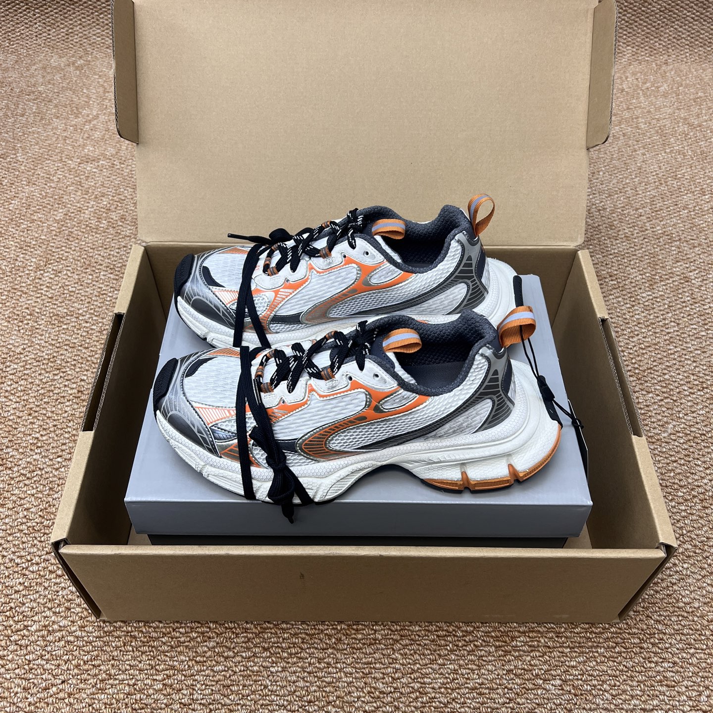 NO:246098,The top version of Balenciaga Balenciaga 3XL Sneaker series silver-orange couple daddy shoes Original* purchased and developed Balenciaga 3XL Sneaker The overall shoe shape draws on the creative ideas of the two shoe shapes, Balenciaga Track and Balenciaga Runner, which is equivalent to removing the outer frame of the Track shoe body. It also inherits the streamlined shape of Runner and the Track flat toe. In addition, a pair of tied shoelaces are added to the front of the upper to highlight the shape!  Fabric: Original custom imported technology fabric   mesh inner lining: Original custom breathable mesh inner lining: Original mold opening ultralight MD combination rubber bottom thickness: 5CM packaging original tag aircraft box reinforced packaging!  35-46 sizes [a size larger is usually worn by 37 and 36 sizes], dad shoes, balenciaga, balenciaga19860909顶级版本Balenciaga巴黎世家3XL Sneaker系列 银橙色 情侣款老爹鞋 原*购入开发 Balenciaga 3XL Sneaker 整体鞋型汲取了Balenciaga Track和Balenciaga Runner两款鞋型的创作思路 相当于把 Track鞋身的外框拆了下来 同时继承了 Runner的流线造型和 Track扁平的鞋头 另外在鞋面前段另加了一副绑着的的鞋带 凸显造型！ 面料: 原版定制进口科技面料 网面 内里: 原版定制透气网里 大底: 原版开模超轻MD组合橡胶底底厚: 5CM 包装原吊牌飞机盒加固包装！ 码数35-46码【偏大一码平时穿37拍36码】,老爹鞋,balenciaga,balenciaga,Women's Shoes