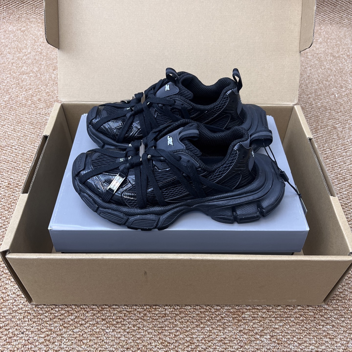 NO:246067,The top version of Balenciaga 3XL all-black strap iron buckle Spider-Man iron buckle Sneaker series couple model. Balenciaga 3XL Sneaker The overall shoe shape draws on the creative ideas of the two shoe shapes, Balenciaga Track and Balenciaga Runner, which is equivalent to removing the outer frame of the Track shoe body and inheriting Runner's streamlined shape and Track flat toe. A pair of tied shoelaces are added to the front of the upper to be used as a concave shape. Original archive development, precise details are the official, private model combination, original large box with large sole packaging. The original tag aircraft box reinforced packaging!  Size 35-46, daddy shoes, balenciaga, balenciaga19860909顶级版本Balenciaga巴黎世家 3XL全黑绑带铁扣款 蜘蛛侠铁扣Sneaker系列 情侣款. Balenciaga 3XL Sneaker 整体鞋型汲取了Balenciaga Track和Balenciaga Runner两款鞋型的创作思路 相当于把 Track鞋身的外框拆了下来 同时继承了 Runner的流线造型和 Track扁平的鞋头.在鞋面前段另加了一副绑着的的鞋带 用作凹造型.原厂档案开发,细节精准对位官方,私模组合大底原装大盒. 包装原吊牌飞机盒加固包装！ 码数35-46码,老爹鞋,balenciaga,balenciaga,Women's Shoes