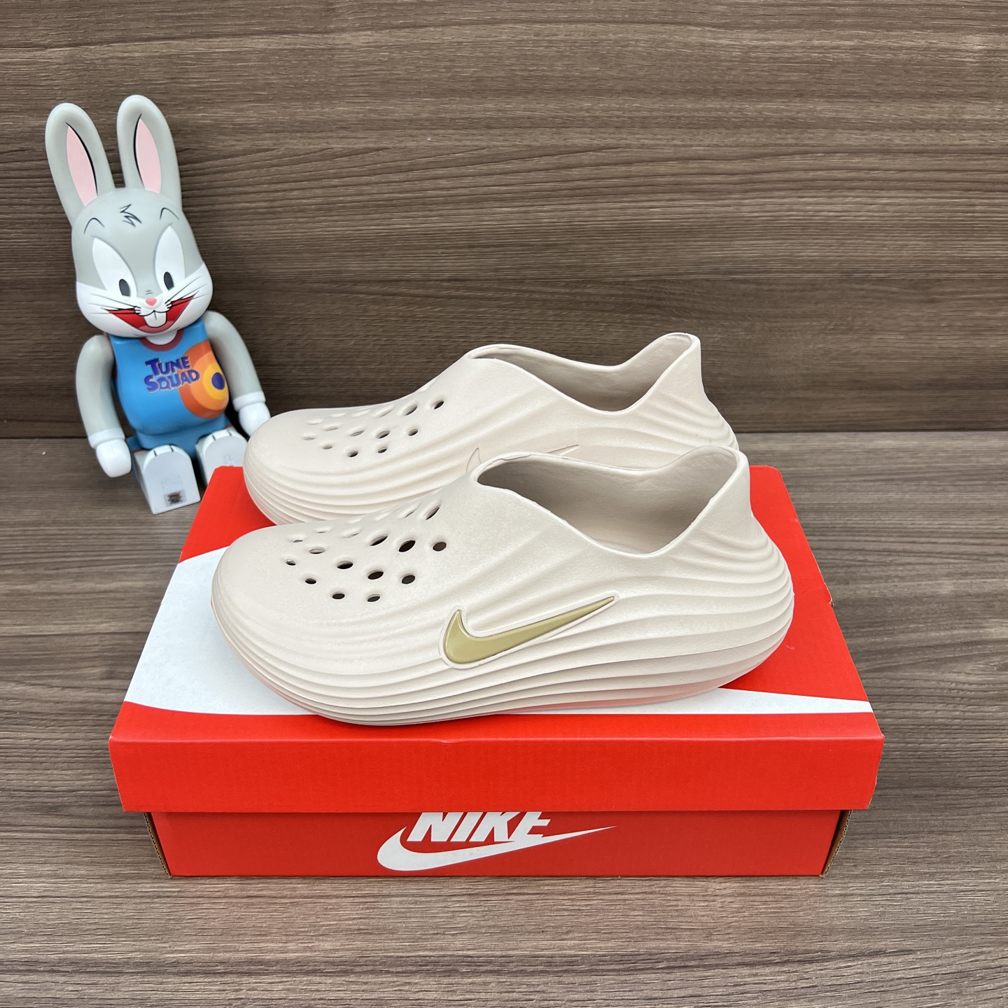 NO:262336,Top version Nike ReactX Rejuven8 Light Orewood Brown Comfortable and versatile Hole Shoes Same Model for Men and Women Light Golden Brown Item No.: HV5060-100 Packaging: Full set of Dewu accessories reinforced Dewu box packaging!  Number of codes: 36-45 codes!  sandals sandals19860909顶级版本Nike ReactX Rejuven8 Light Orewood Brown 舒适百搭 洞洞鞋 男女同款 浅金棕 货号: HV5060-100 包装:全套得物配件加固得物盒包装！ 码数:36-45码！,凉鞋,sandals,Women's Shoes