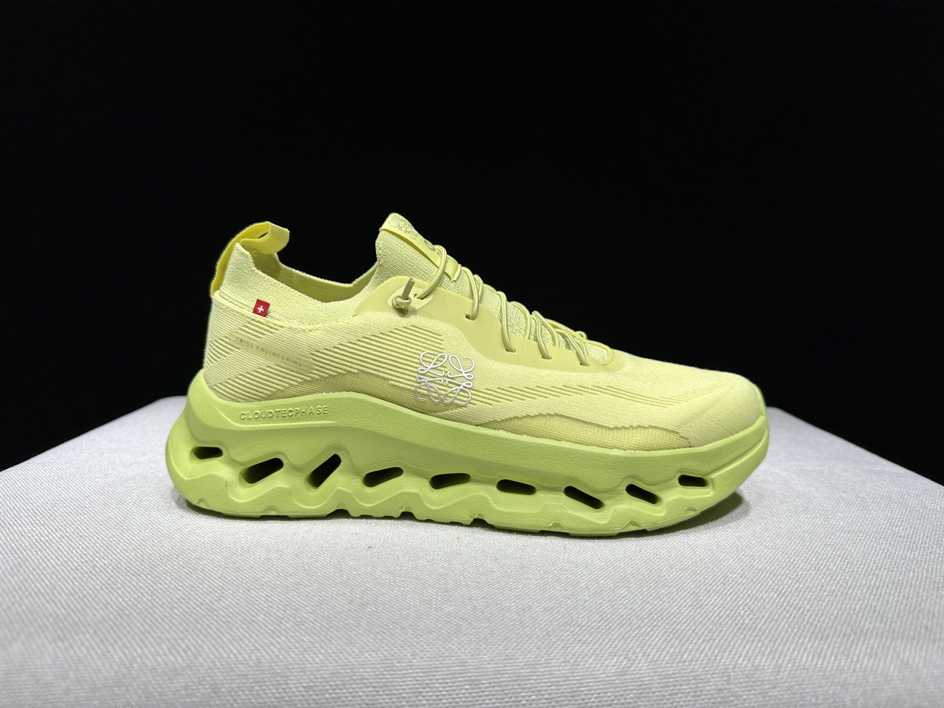 NO:265444,Top version On CLOUDTILT x LOEWE Comfortable and simple low-top casual shoes. This series of works created by Swiss high-performance sports brand On has the upper made of recycled polyester fiber and mesh fabric, with exclusive hollow rubber sole, and the side On iconic LoGo is decorated with full coverage of seam details. Packaging: Full set of Dewu accessories reinforced Dewu box packaging!  Size: 36-45 (positive size), casual shoes/sports shoes, christian louboutin, loewe, loewe, sneakers19860909顶级版本On CLOUDTILT x LOEWE罗意威 舒适简约 低帮 生活休闲鞋. 瑞士高性能运动品牌on打造的此系列作品,鞋面由再生聚酯纤维和网眼布制成,采用独家镂空橡胶鞋底,侧面On标志性LoGo饰有全覆盖贴缝细节. 包装:全套得物配件加固得物箱包装！ 码数:36-45码(正码),休闲鞋/运动鞋,christian louboutin,loewe,loewe,sneakers,Women's Shoes