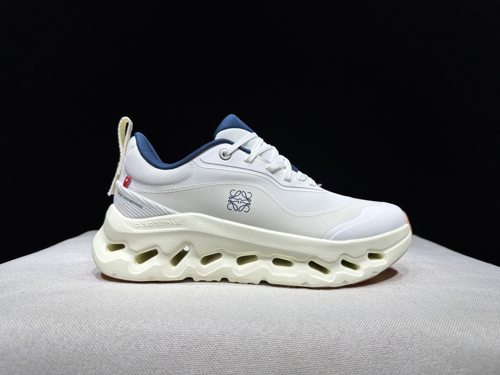 NO:265446,Top version Loewe/Loewe x on cioudtilt 2.0 running shoes couples Loewe x on angpao new cooperative series couples jogging shoes. This series of works is created by the brand and Swiss high-performance sports brand On. The upper is made of recycled polyester fiber and mesh fabric, and is made of exclusive rubber sole. The loewe Loewe classic logo printed on the side of the shoe is decorated with full coverage seam details. Packaging: Full set of Dewu accessories reinforced Dewu box packaging!  Size: 36-45 (positive size), casual shoes/sports shoes, loewe, loewe, sneakers19860909顶级版本Loewe/罗意威 x on cioudtilt2.0跑鞋情侣款罗意威 x on 昂跑全新合作系列情侣款慢跑鞋 品牌与瑞士高性能运动品牌on携手打造的此系列作品,鞋面由再生聚酯纤维和网眼布制成,采用独家橡胶鞋底,鞋侧印有loewe罗意威经典logo,饰有全覆盖贴缝细节. 包装:全套得物配件加固得物箱包装！ 码数:36-45码(正码),休闲鞋/运动鞋,loewe,loewe,sneakers,Women's Shoes