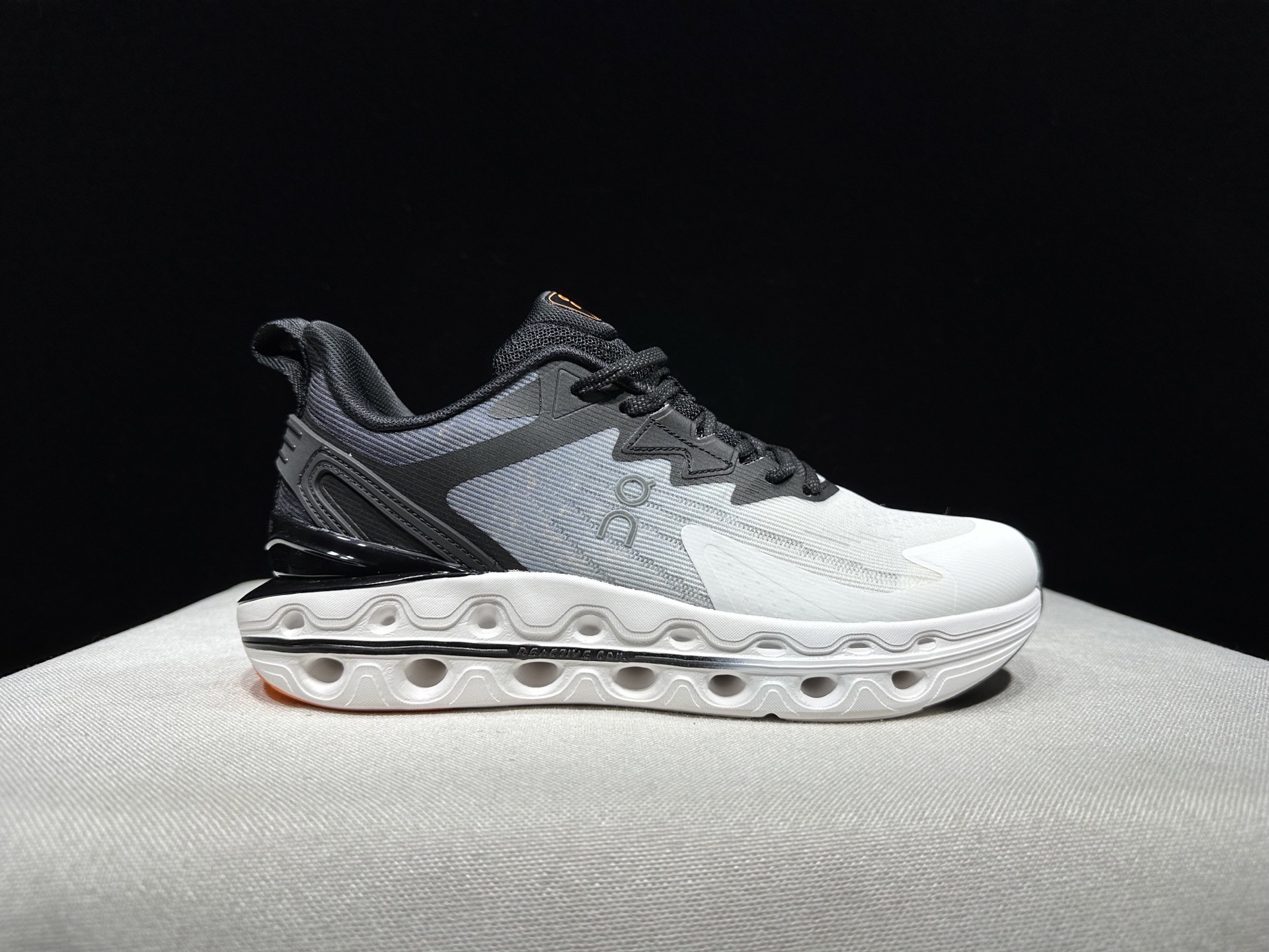 NO:265453,Top version of On Ao Cloud Reactive Coil men's comfortable shock-absorbing, non-slip, breathable low-top running shoes!  This series of works created by Swiss high-performance sports brand On has the upper made of recycled polyester fiber and mesh fabric, with an exclusive hollow rubber sole, and the side On the iconic LoGo is decorated with full coverage of seam details. Packaging: Full set of Dewu accessories reinforced Dewu box packaging!  Size: 40-45 Size (positive size), casual shoes/sports shoes, christian louboutin, sneakers19860909顶级版本On昂跑 Cloud Reactive Coil 男款舒适减震防滑透气低帮跑鞋！ 瑞士高性能运动品牌on打造的此系列作品,鞋面由再生聚酯纤维和网眼布制成,采用独家镂空橡胶鞋底,侧面On标志性LoGo饰有全覆盖贴缝细节. 包装:全套得物配件加固得物箱包装！ 码数:40-45 码(正码),休闲鞋/运动鞋,christian louboutin,sneakers,Women's Shoes