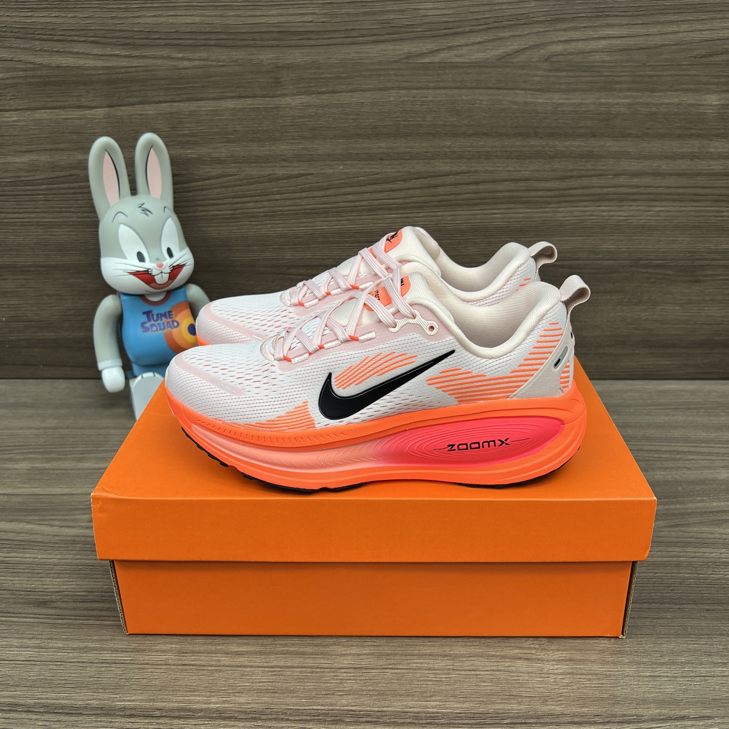 NO:265445,Top version Nike Vomero 18 comfortable and versatile non-slip and wear-resistant low-top running shoes, same style for men and women. Full set of gift packaging poison cards, poison buckles, cotton socks, poison box. Size: 36-45 sizes!  , casual shoes/sports shoes, sneakers19860909顶级版本Nike Vomero 18 舒适百搭防滑耐磨 低帮跑步鞋 男女同款. 全套得物包装毒卡 毒扣 棉袜 毒盒. 码数:36-45码！,休闲鞋/运动鞋,sneakers,Women's Shoes