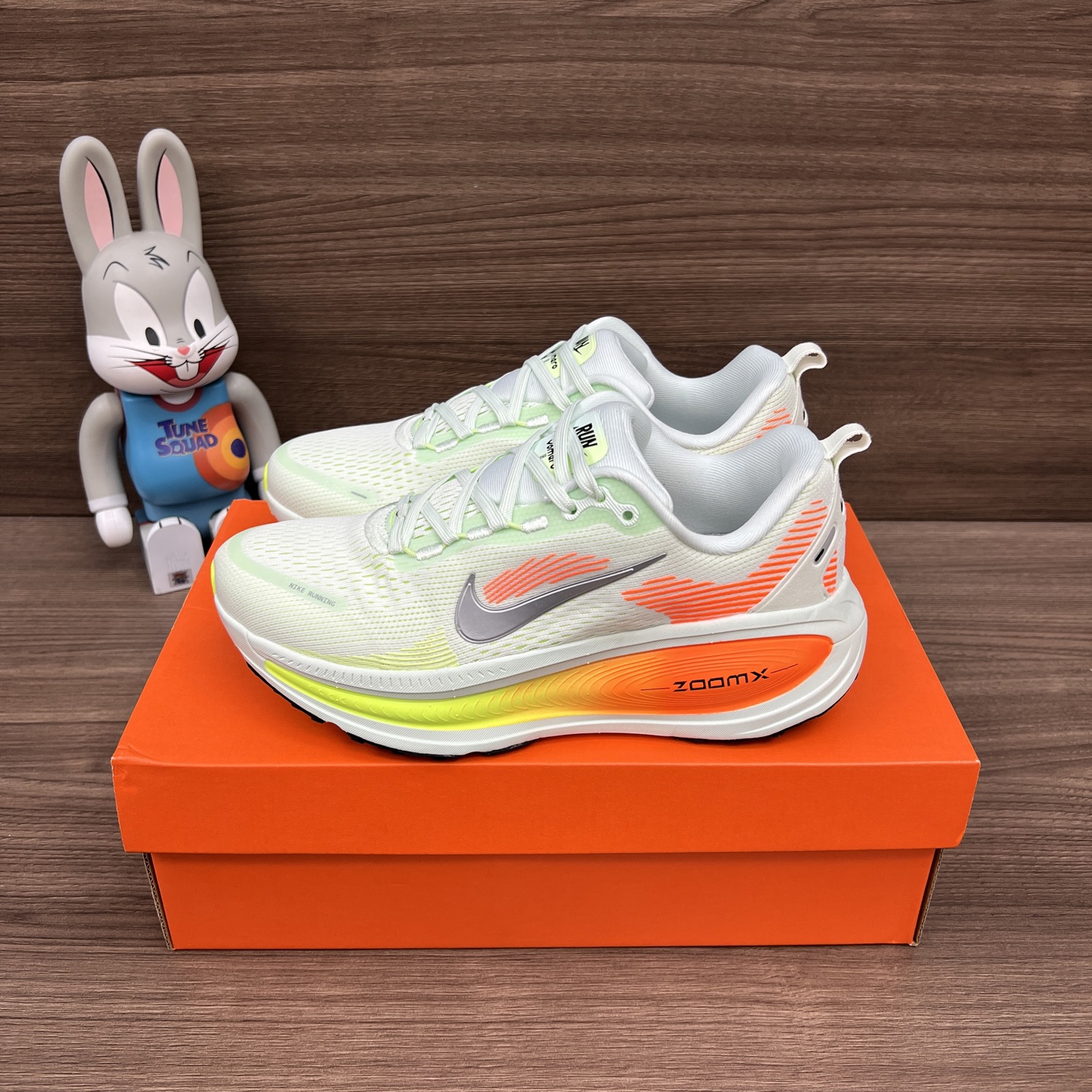 NO:265447,Top version Nike Vomero 18 comfortable and versatile non-slip, wear-resistant and breathable low-top running shoes, same style for men and women, green and orange, full set of dew packaging poison cards, poison buckles, cotton socks, poison box. Size: 36-45 sizes!  , casual shoes/sports shoes, sneakers19860909顶级版本Nike Vomero 18 舒适百搭防滑耐磨透气 低帮跑步鞋 男女同款 绿橙色, 全套得物包装毒卡 毒扣 棉袜 毒盒. 码数:36-45码！,休闲鞋/运动鞋,sneakers,Women's Shoes