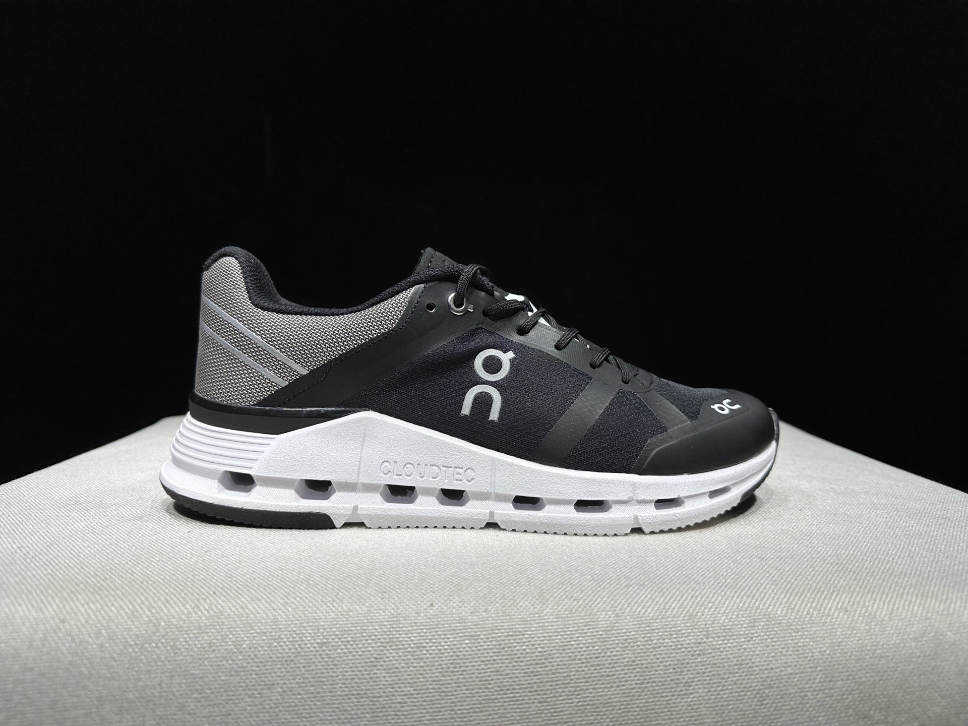 NO:265455,Top version of On-On Can TEC Comfortable Shock Absorbing, Slip-Free Breathable Low-top Running Shoes!  This series of works created by Swiss high-performance sports brand On has the upper made of recycled polyester fiber and mesh fabric, with exclusive hollow rubber sole, and the side On the iconic LoGo is decorated with full coverage of seam details. Packaging: Full set of Dewu accessories reinforced Dewu box packaging!  Size: 36-45 (positive size), casual shoes/sports shoes, sneakers19860909顶级版本On昂跑 Could TEC 舒适减震防滑透气低帮跑鞋！ 瑞士高性能运动品牌on打造的此系列作品,鞋面由再生聚酯纤维和网眼布制成,采用独家镂空橡胶鞋底,侧面On标志性LoGo饰有全覆盖贴缝细节. 包装:全套得物配件加固得物箱包装！ 码数:36-45码(正码),休闲鞋/运动鞋,sneakers,Women's Shoes