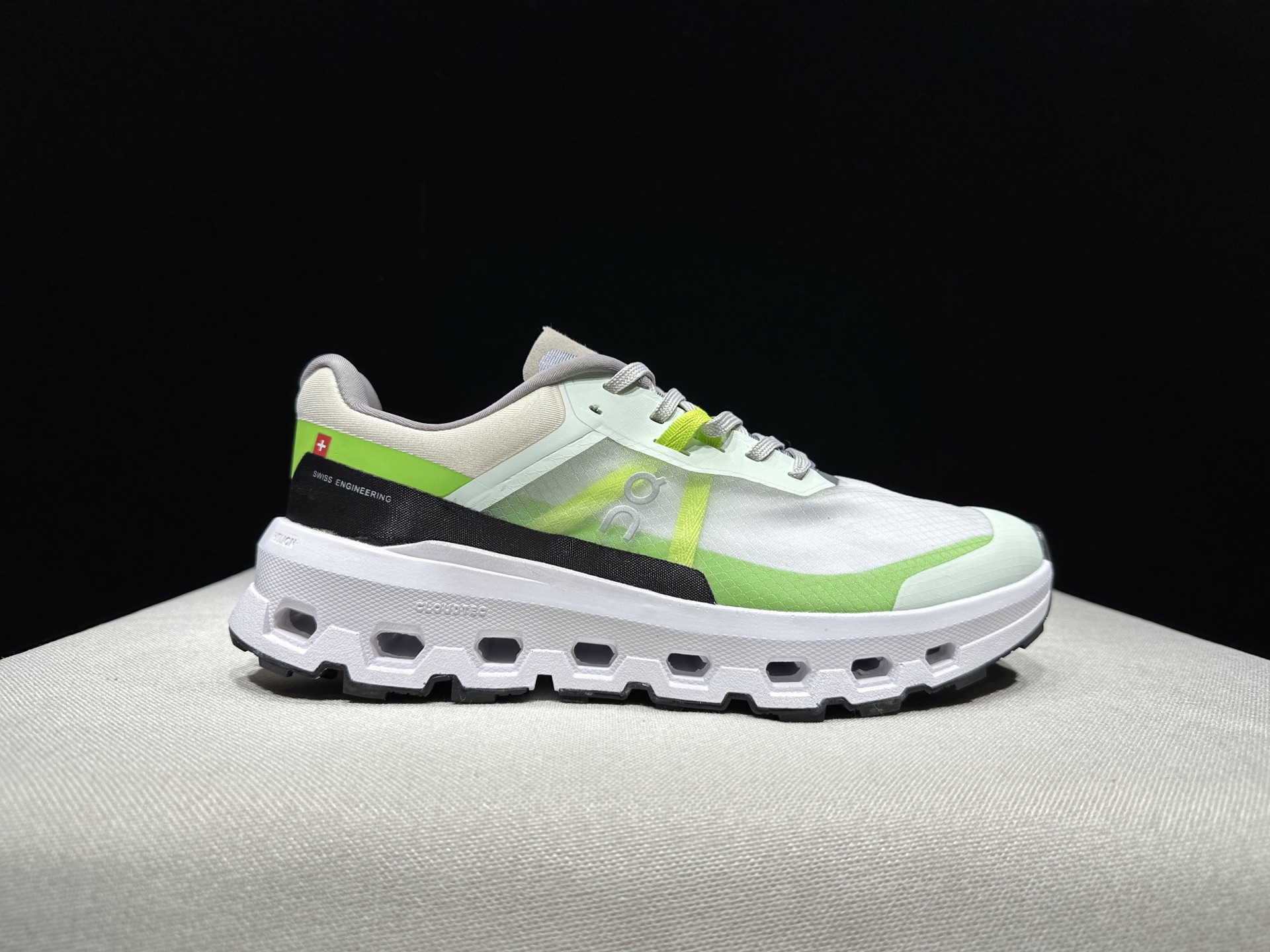 NO:265442,Top version of On-On Can Vista Cushioned Cross-Country Running Shoes for Men!  This series of works created by Swiss high-performance sports brand On has the upper made of recycled polyester fiber and mesh fabric, with exclusive hollow rubber sole, and the side On the iconic LoGo is decorated with full coverage of seam details. Packaging: Full set of Dewu accessories reinforced Dewu box packaging!  Size: 40-44 size (positive size), casual shoes/sports shoes, sneakers19860909顶级版本On昂跑 Could vista 缓震越野跑鞋男款！ 瑞士高性能运动品牌on打造的此系列作品,鞋面由再生聚酯纤维和网眼布制成,采用独家镂空橡胶鞋底,侧面On标志性LoGo饰有全覆盖贴缝细节. 包装:全套得物配件加固得物箱包装！ 码数:40-44码(正码),休闲鞋/运动鞋,sneakers,Women's Shoes