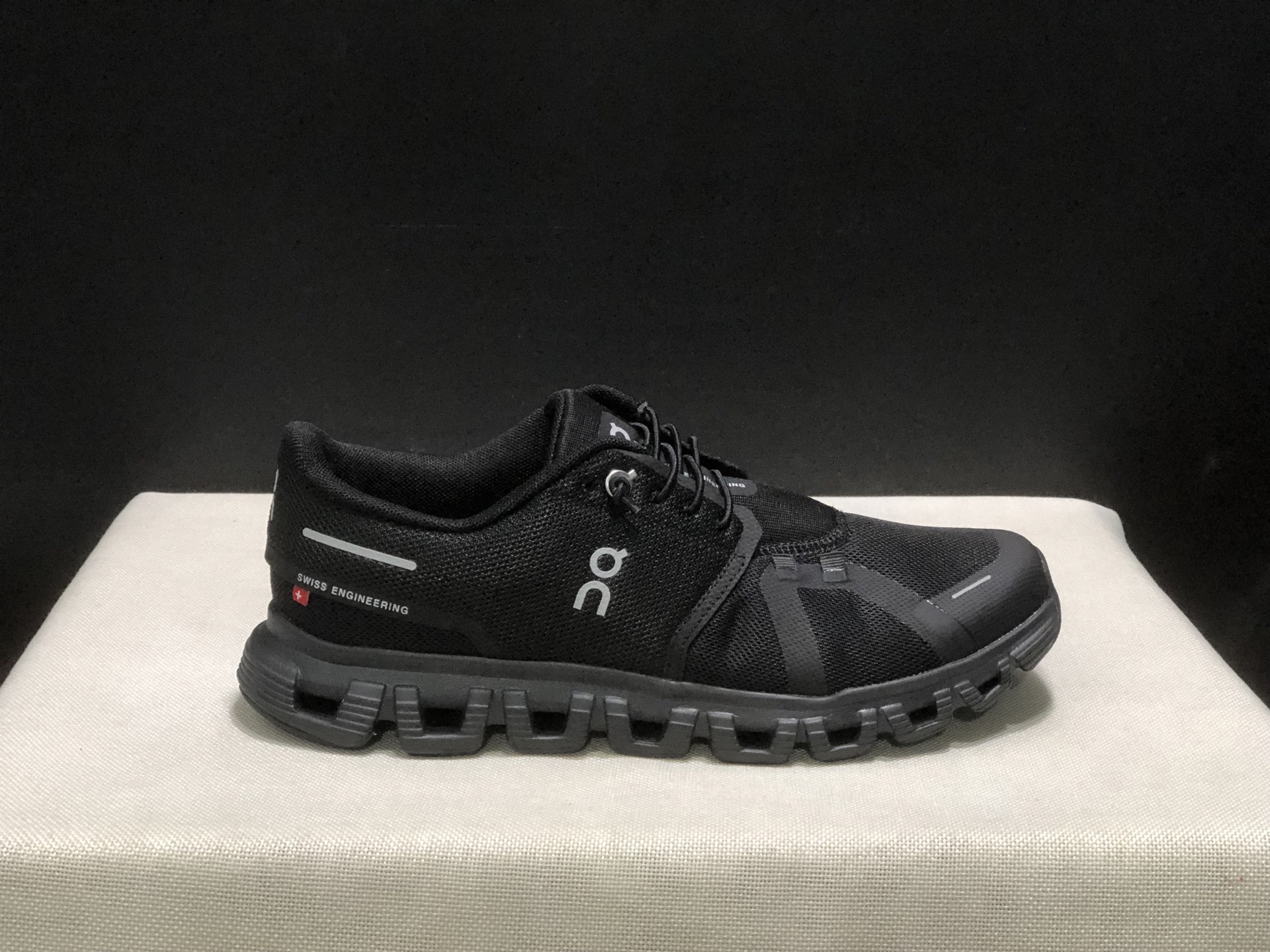 NO:402424,Top version of On-Paul Could 6 Comfortable, soft, non-slip, wear-resistant, low-top casual running shoes!  This series of works created by Swiss high-performance sports brand On has the upper made of recycled polyester fiber and mesh fabric, with an exclusive hollow rubber sole, and the side On the iconic LoGo is decorated with full coverage of seam details. Packaging: Full set of Dewu accessories reinforced Dewu box packaging!  Size: 36-45 (positive size), casual shoes/sports shoes, sneakers19860909顶级版本On昂跑 Could 6 舒适柔软防滑耐磨 低帮 休闲跑步鞋 ！ 瑞士高性能运动品牌on打造的此系列作品,鞋面由再生聚酯纤维和网眼布制成,采用独家镂空橡胶鞋底,侧面On标志性LoGo饰有全覆盖贴缝细节. 包装:全套得物配件加固得物箱包装！ 码数:36-45码(正码),休闲鞋/运动鞋,sneakers,Women's Shoes