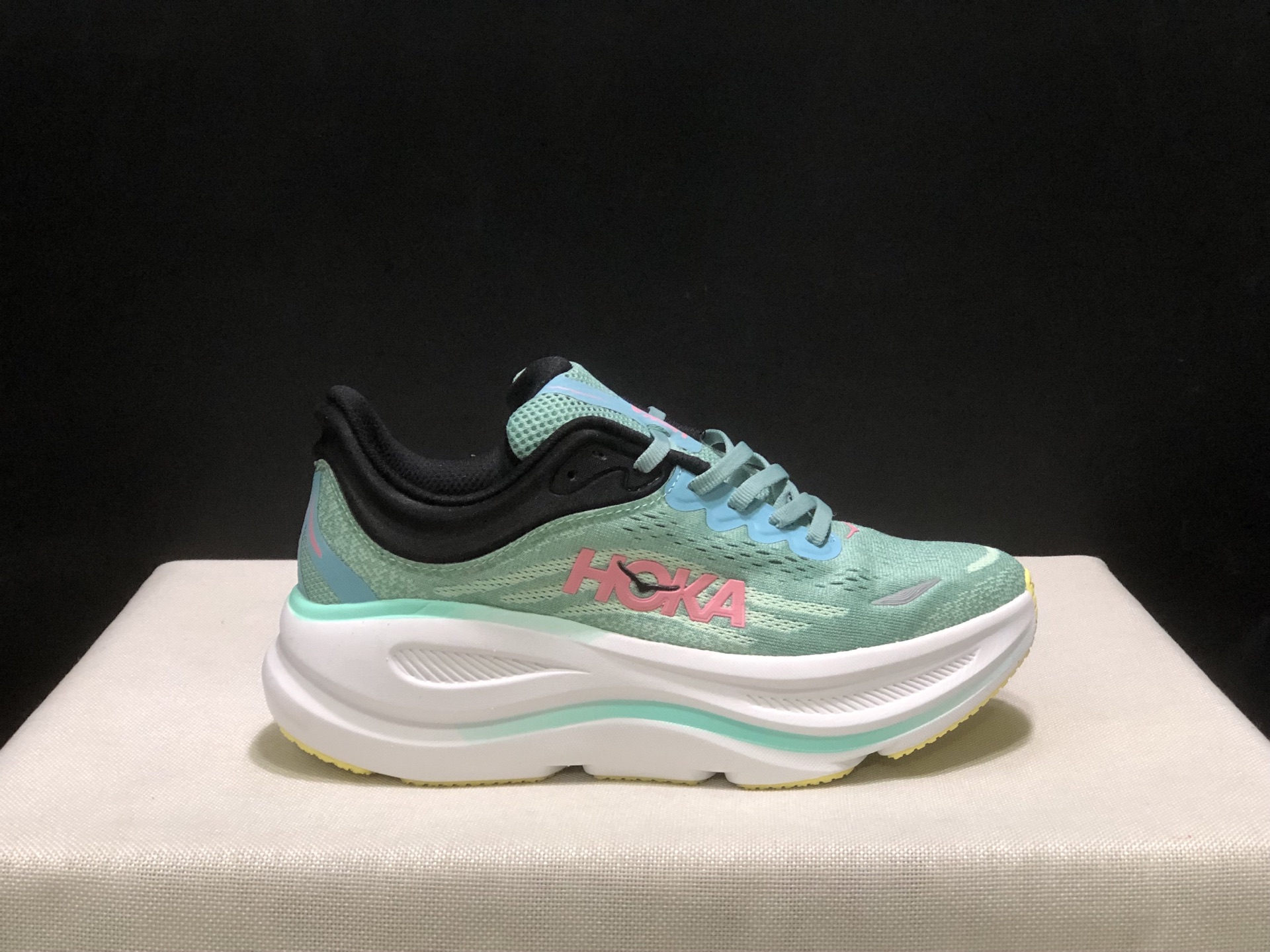 NO:407735,Top version HOKA ONE ONE Bondi 9 Comfortable and versatile non-slip and wear-resistant low-top running shoes for men and women. Size 36-41 (including half-code) Code: 1147833-DDW Full set of dessert packaging poison card poison buckle cotton socks poison box., casual shoes/sports shoes, sneakers19860909顶级版本HOKA ONE ONE Bondi 9 舒适百搭防滑耐磨低帮跑步鞋男女同款 码数36-41码(含半码) 编码: 1147833-DDW 全套得物包装毒卡 毒扣 棉袜 毒盒.,休闲鞋/运动鞋,sneakers,Women's Shoes