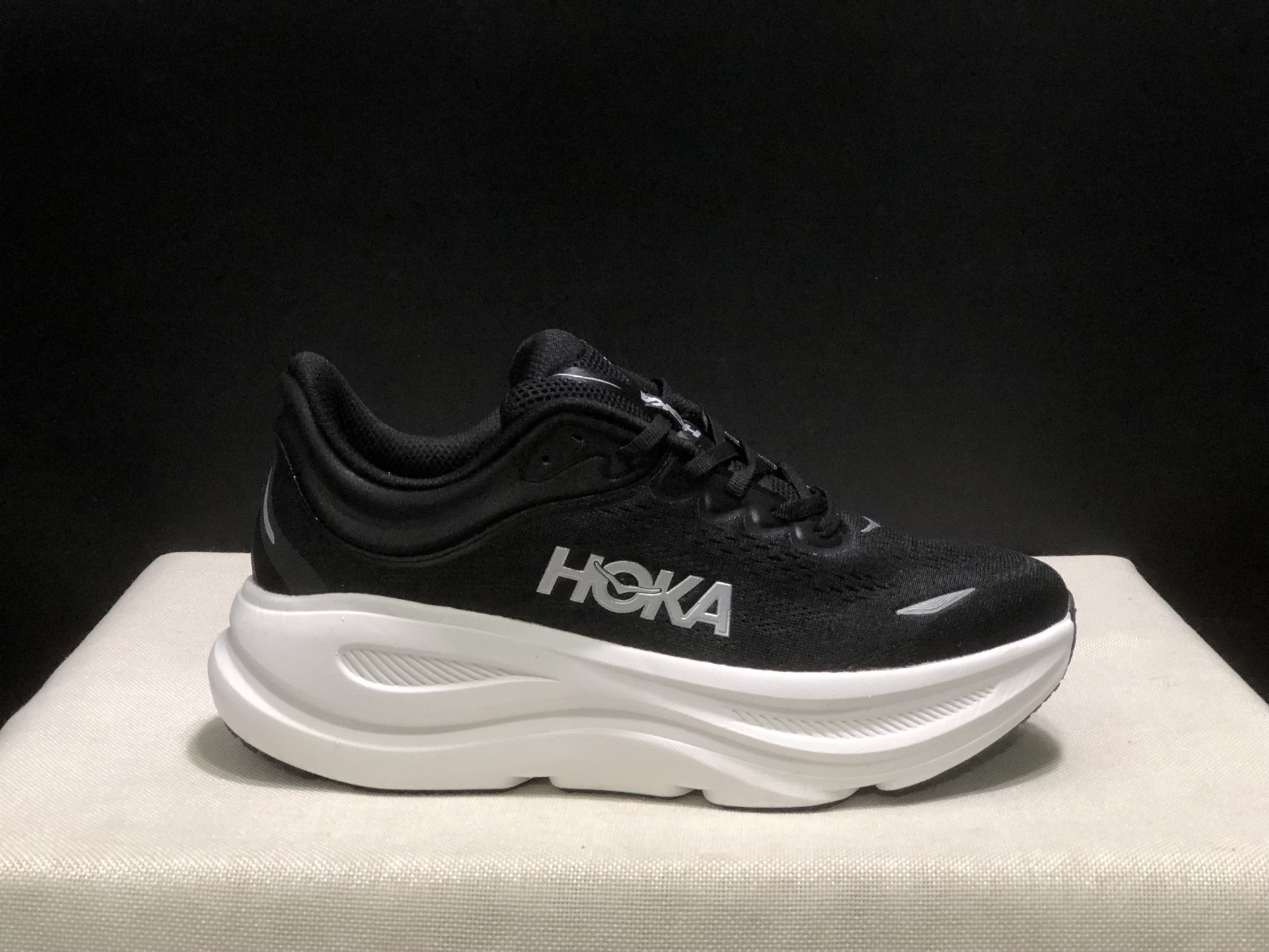 NO:407738,Top version HOKA ONE ONE Bondi 9 Comfortable and versatile non-slip and wear-resistant low-top running shoes for men and women. Size 36-45 (including half-code) Code: 1147833-DDW Full set of dessert packaging poison card poison buckle cotton socks poison box., casual shoes/sports shoes, sneakers19860909顶级版本HOKA ONE ONE Bondi 9 舒适百搭防滑耐磨低帮跑步鞋男女同款 码数36-45码(含半码) 编码: 1147833-DDW 全套得物包装毒卡 毒扣 棉袜 毒盒.,休闲鞋/运动鞋,sneakers,Women's Shoes