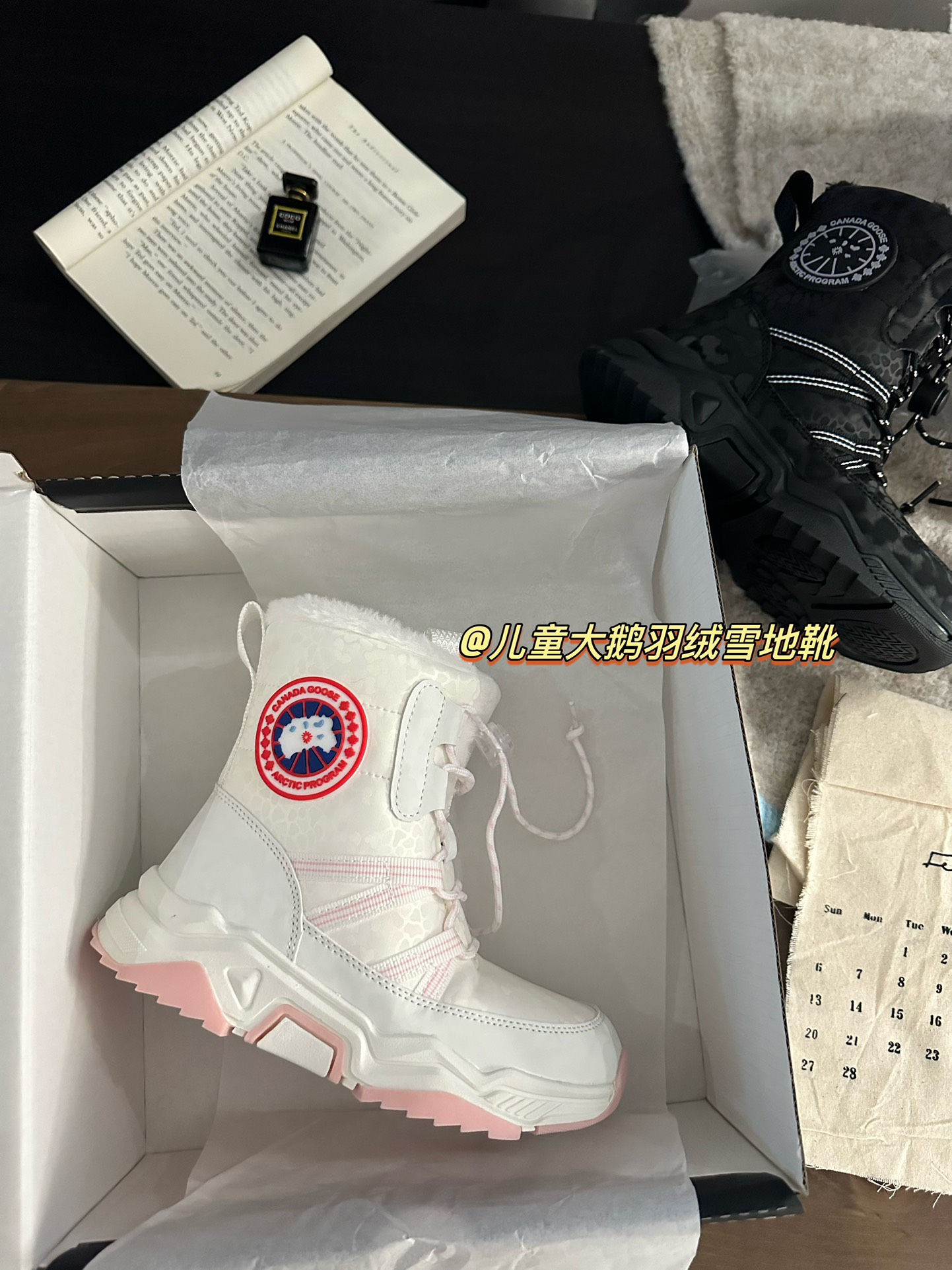 图片[9]-♥️淡粉白色▪️不笨重还好穿 好看又好穿又百搭，宝宝🍼走起路来很舒服 大鹅新款加绒高帮羽绒儿童雪地靴 尺码：30-37码 超赞的大鹅🦢系列 高帮款式设计，保暖又防风❄️ 鞋带扣设计，方便调节✌🏻 橡胶耐磨防滑大底，脚感超赞👍🏻-选品中心