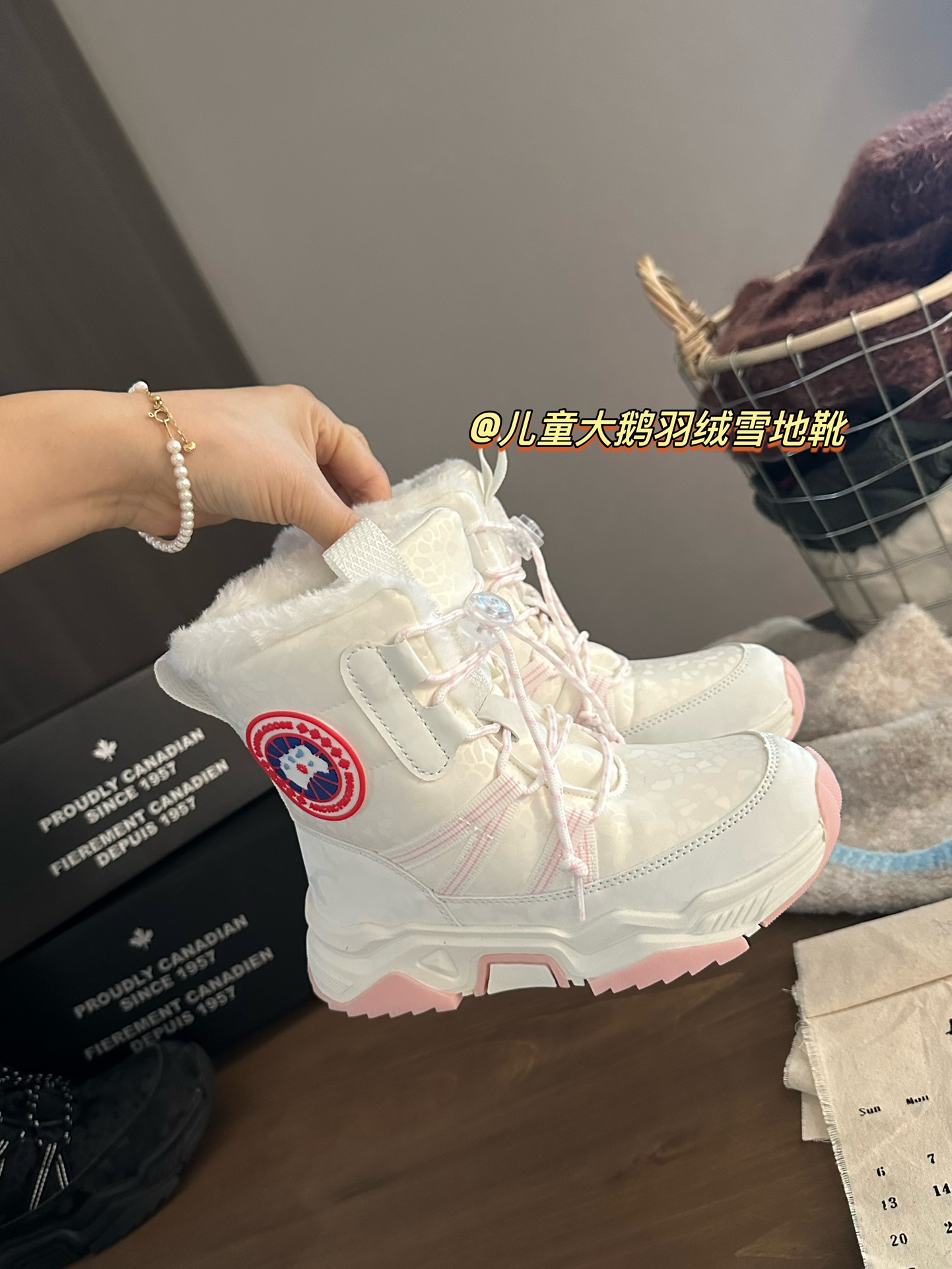 图片[8]-♥️淡粉白色▪️不笨重还好穿 好看又好穿又百搭，宝宝🍼走起路来很舒服 大鹅新款加绒高帮羽绒儿童雪地靴 尺码：30-37码 超赞的大鹅🦢系列 高帮款式设计，保暖又防风❄️ 鞋带扣设计，方便调节✌🏻 橡胶耐磨防滑大底，脚感超赞👍🏻-选品中心