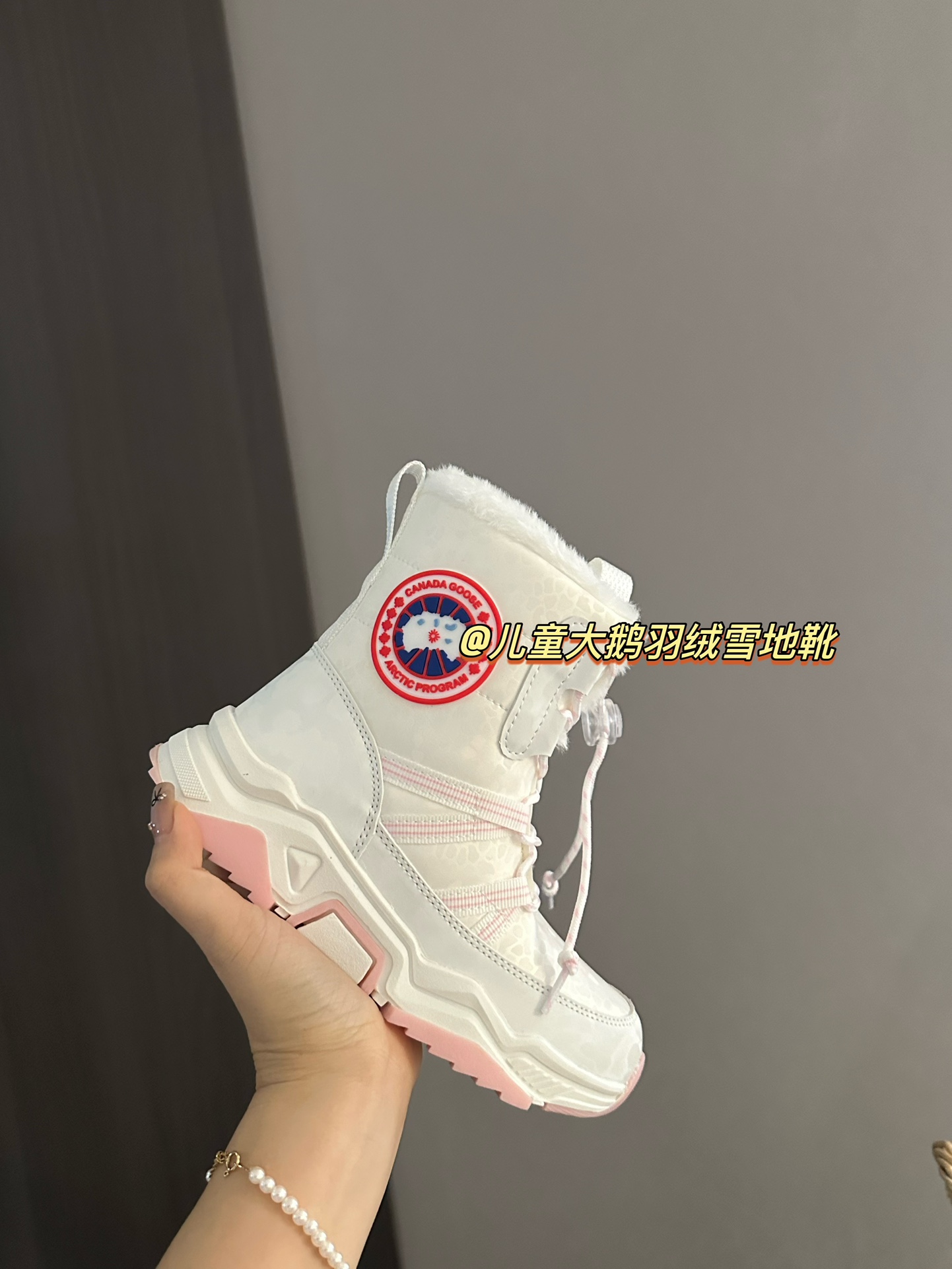图片[5]-♥️淡粉白色▪️不笨重还好穿 好看又好穿又百搭，宝宝🍼走起路来很舒服 大鹅新款加绒高帮羽绒儿童雪地靴 尺码：30-37码 超赞的大鹅🦢系列 高帮款式设计，保暖又防风❄️ 鞋带扣设计，方便调节✌🏻 橡胶耐磨防滑大底，脚感超赞👍🏻-选品中心