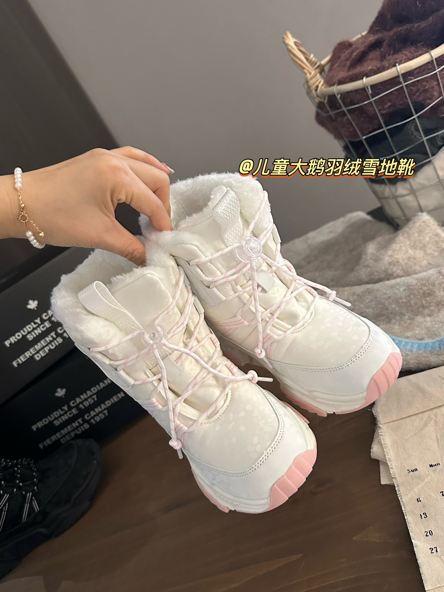 图片[4]-♥️淡粉白色▪️不笨重还好穿 好看又好穿又百搭，宝宝🍼走起路来很舒服 大鹅新款加绒高帮羽绒儿童雪地靴 尺码：30-37码 超赞的大鹅🦢系列 高帮款式设计，保暖又防风❄️ 鞋带扣设计，方便调节✌🏻 橡胶耐磨防滑大底，脚感超赞👍🏻-选品中心