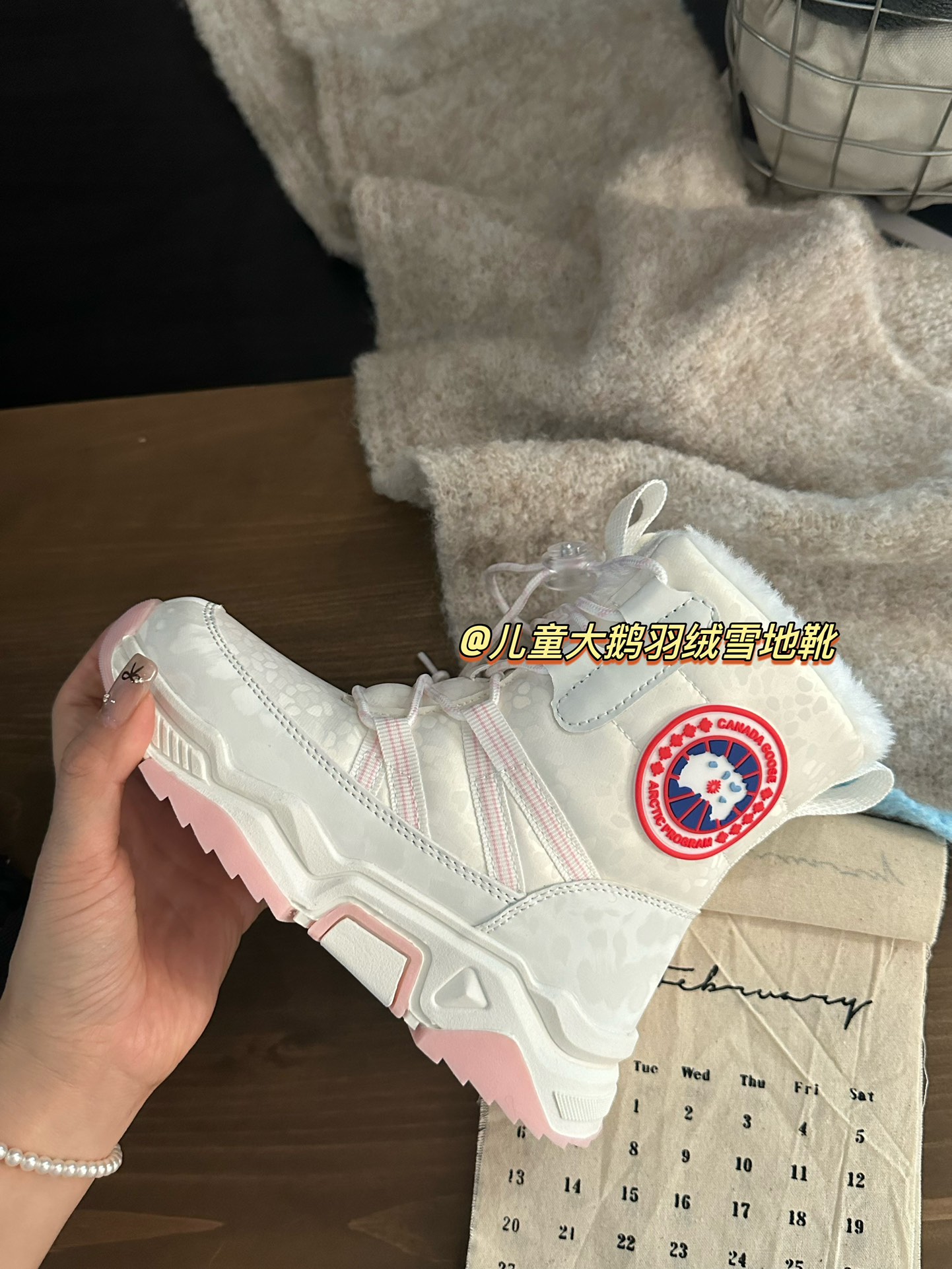 图片[6]-♥️淡粉白色▪️不笨重还好穿 好看又好穿又百搭，宝宝🍼走起路来很舒服 大鹅新款加绒高帮羽绒儿童雪地靴 尺码：30-37码 超赞的大鹅🦢系列 高帮款式设计，保暖又防风❄️ 鞋带扣设计，方便调节✌🏻 橡胶耐磨防滑大底，脚感超赞👍🏻-选品中心