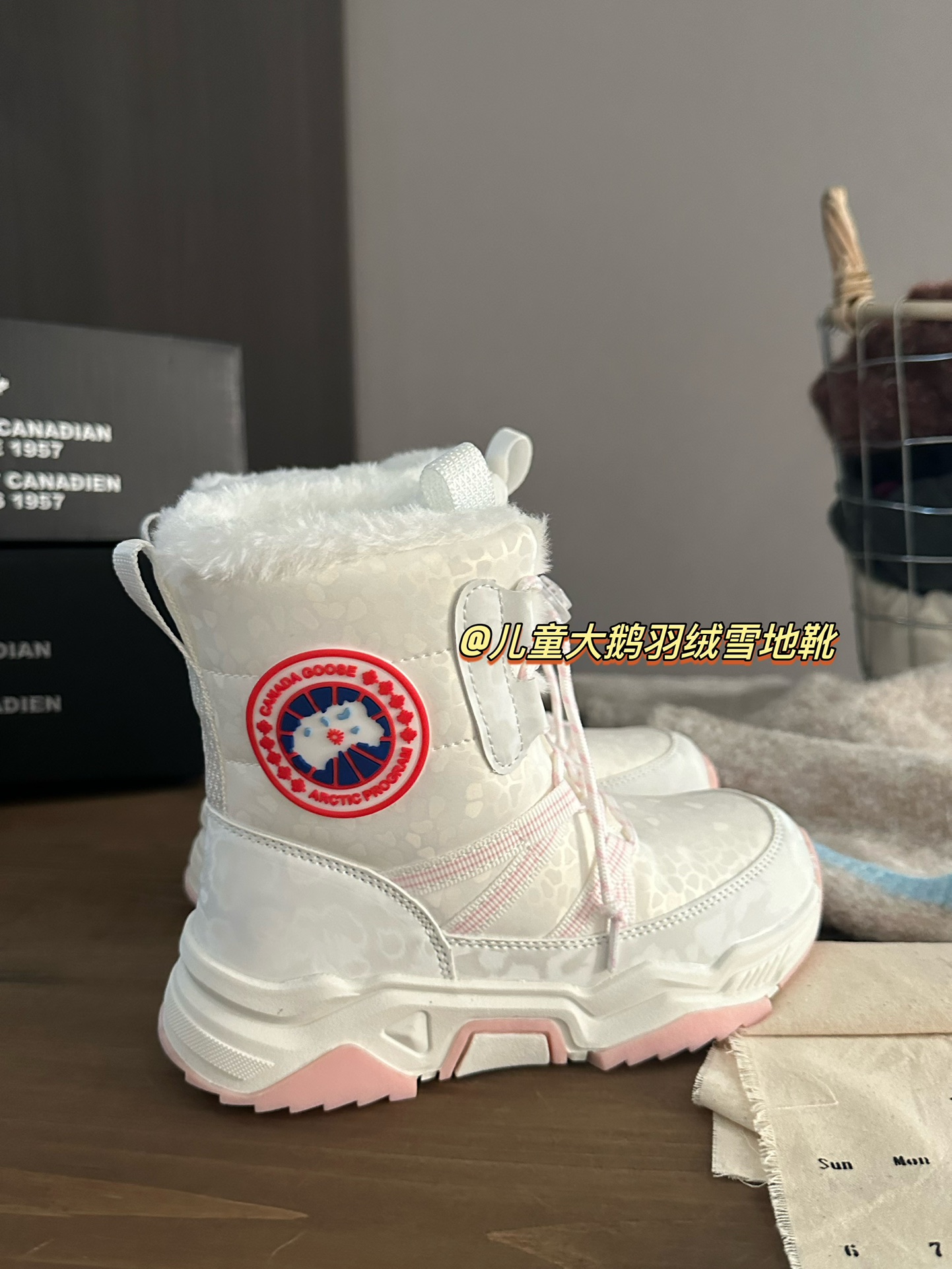 ♥️淡粉白色▪️不笨重还好穿 好看又好穿又百搭，宝宝🍼走起路来很舒服 大鹅新款加绒高帮羽绒儿童雪地靴 尺码：30-37码 超赞的大鹅🦢系列 高帮款式设计，保暖又防风❄️ 鞋带扣设计，方便调节✌🏻 橡胶耐磨防滑大底，脚感超赞👍🏻-选品中心