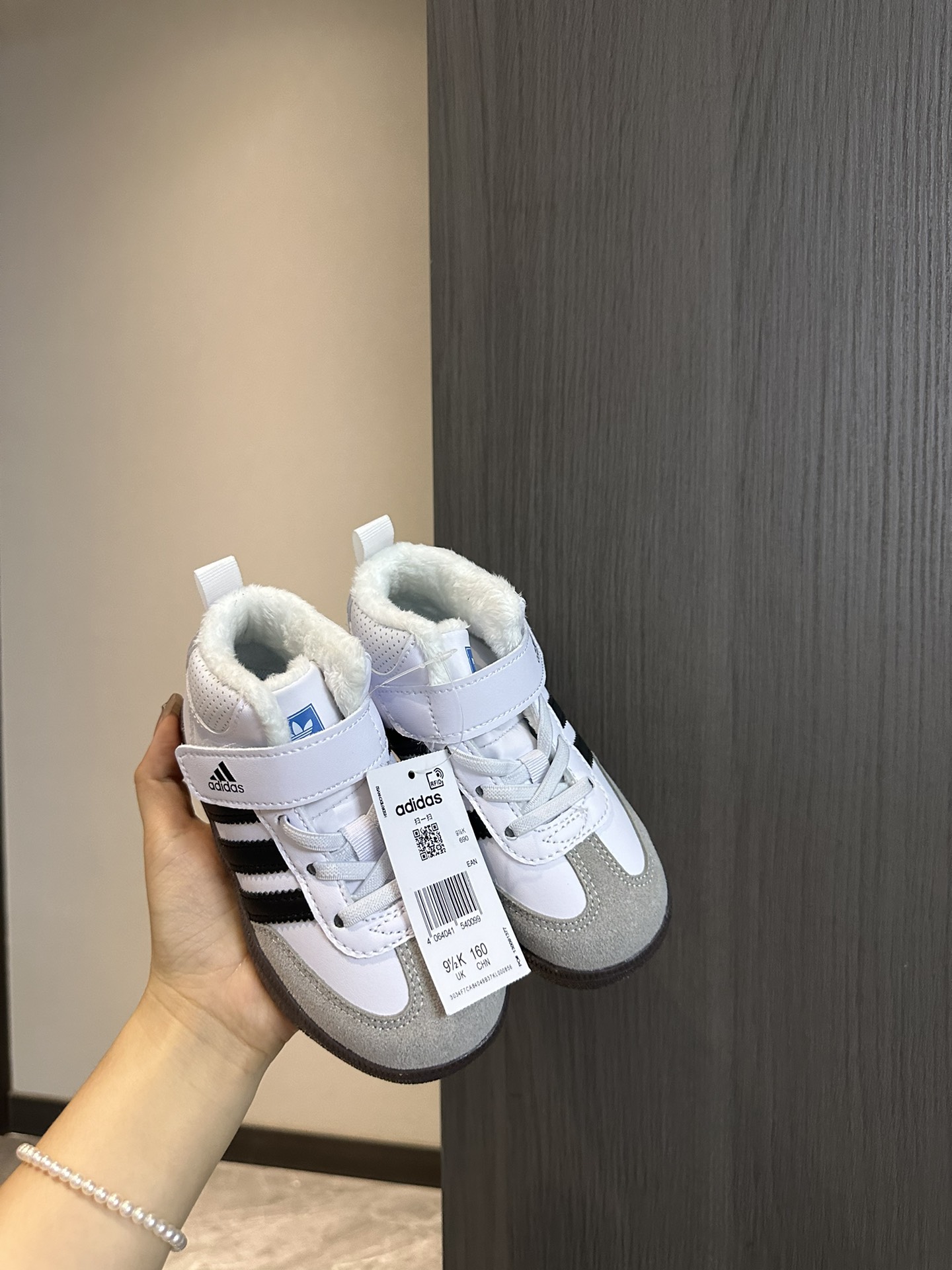 图片[8]-阿迪 德训高帮加绒魔术贴童鞋26-37 设计更方便穿脱，高帮保暖防风性能也更好，冬季保暖第一名-选品中心