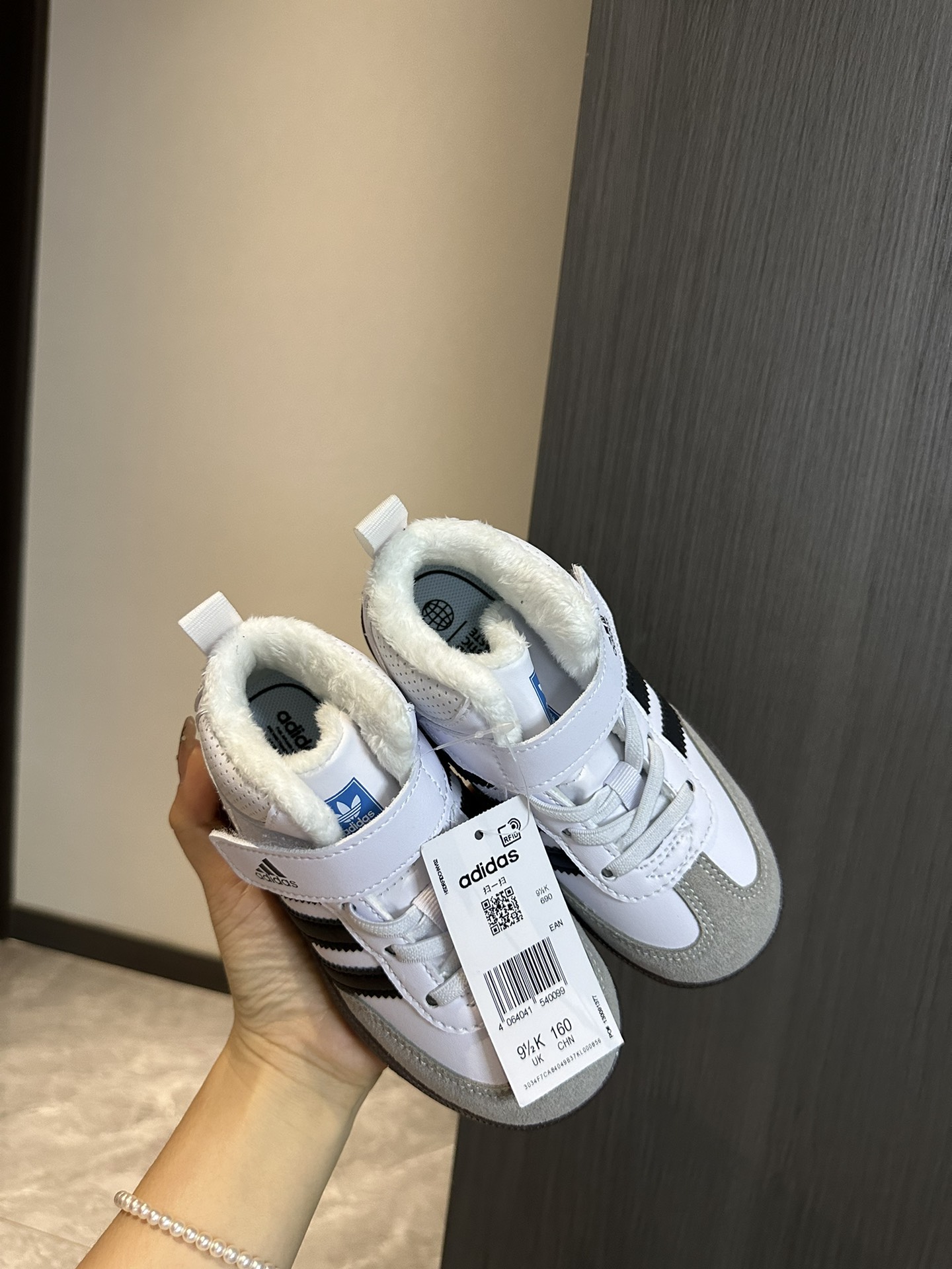 阿迪 德训高帮加绒魔术贴童鞋26-37 设计更方便穿脱，高帮保暖防风性能也更好，冬季保暖第一名-选品中心