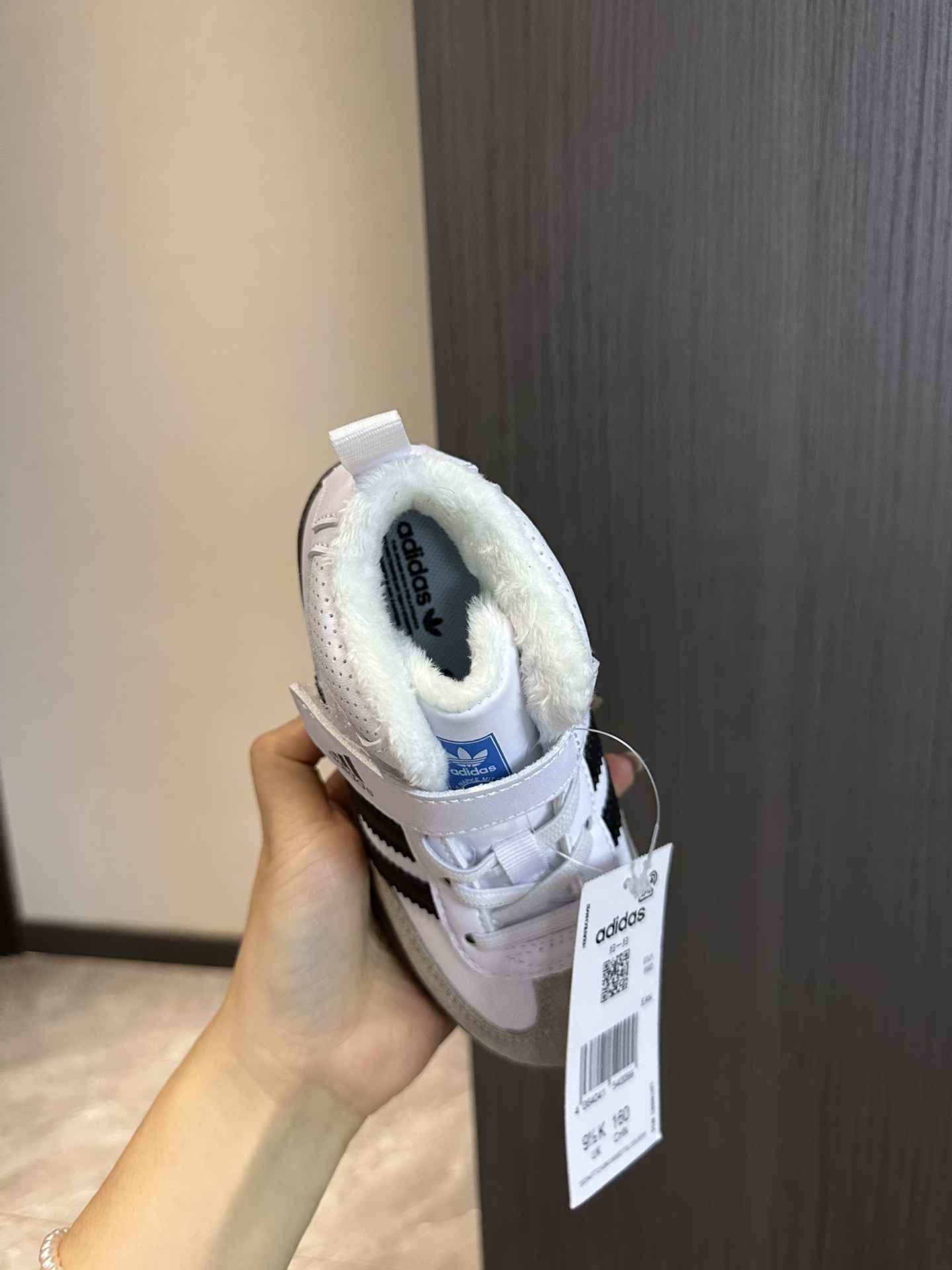 图片[4]-阿迪 德训高帮加绒魔术贴童鞋26-37 设计更方便穿脱，高帮保暖防风性能也更好，冬季保暖第一名-选品中心