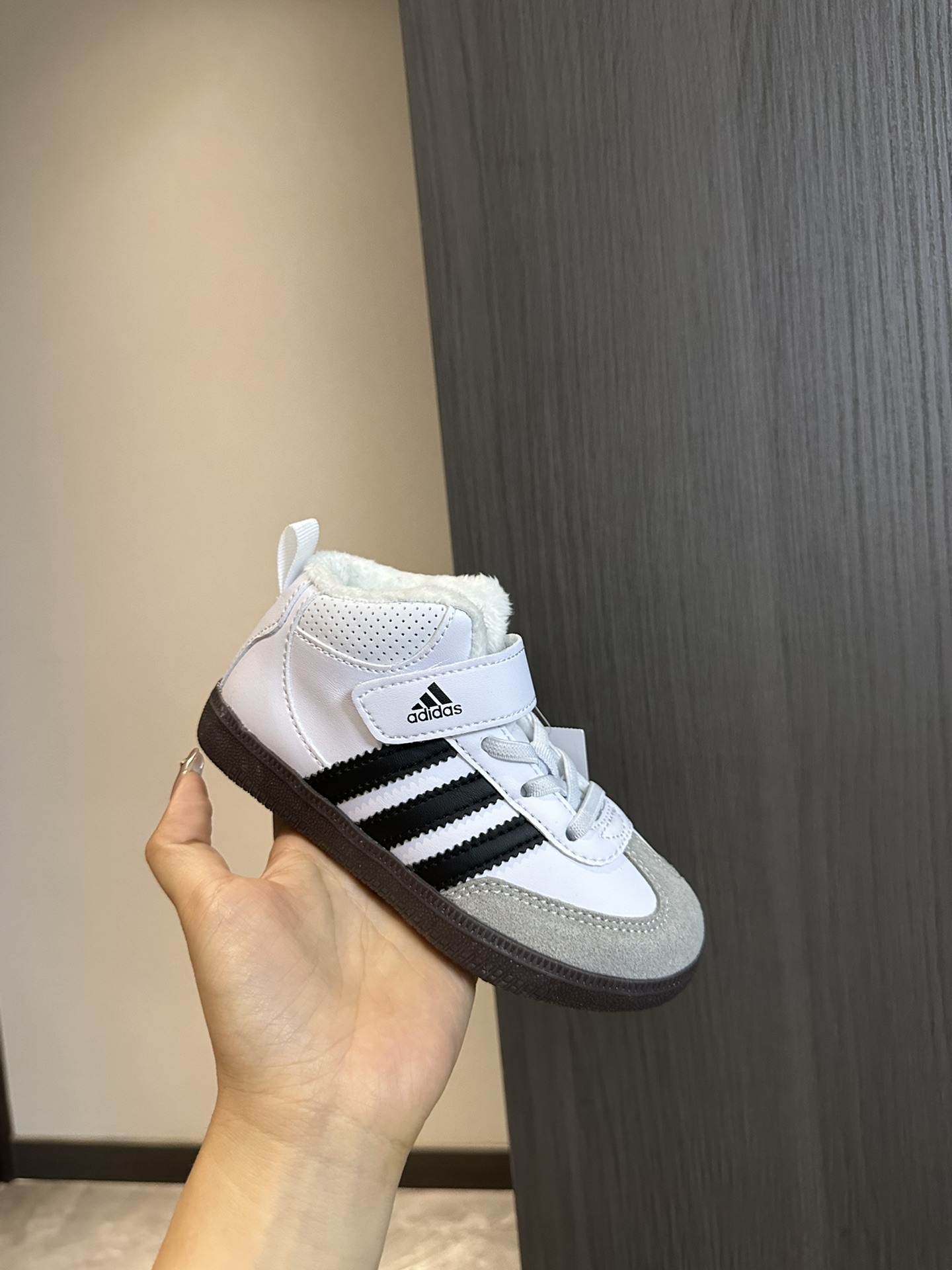 图片[7]-阿迪 德训高帮加绒魔术贴童鞋26-37 设计更方便穿脱，高帮保暖防风性能也更好，冬季保暖第一名-选品中心