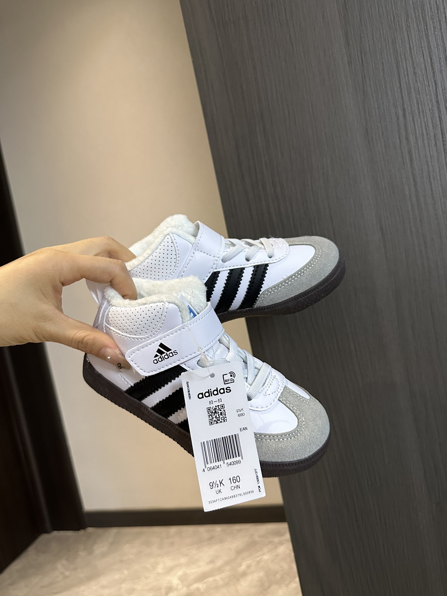 图片[9]-阿迪 德训高帮加绒魔术贴童鞋26-37 设计更方便穿脱，高帮保暖防风性能也更好，冬季保暖第一名-选品中心